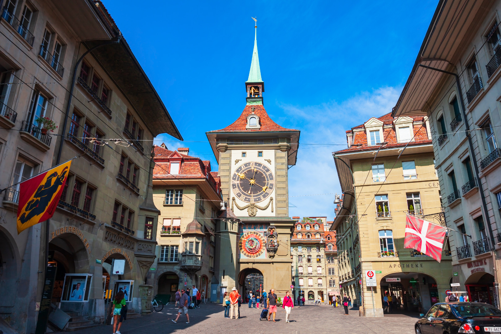 伯恩舊城區是聯合國教科文組織世界遺產，坐落於被阿勒河環繞的山丘上，擁有許多中世紀建築，包括伯恩大教堂、國會大廈和時鐘塔（Zytglogge）。