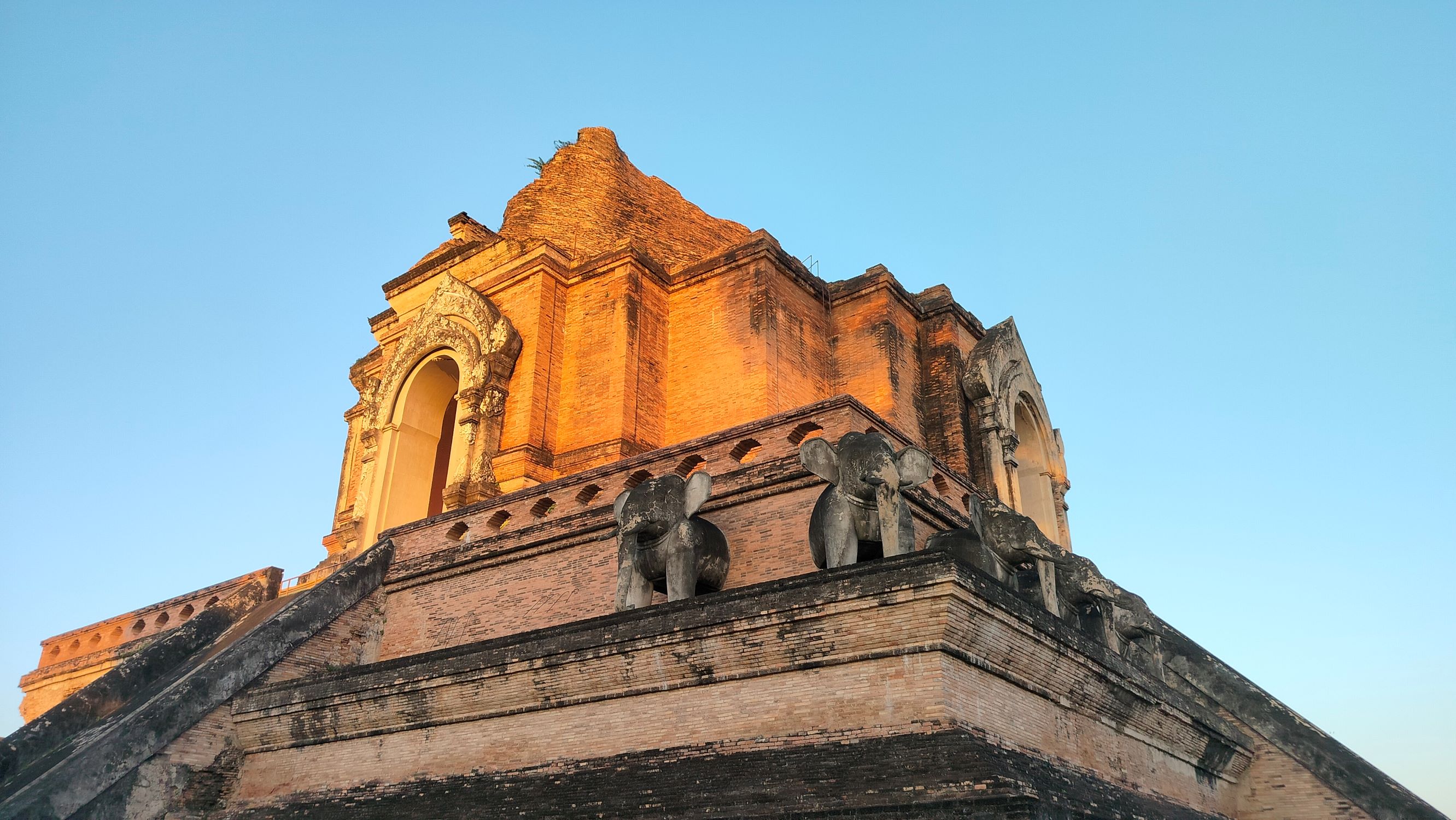 參加清邁寺廟與街頭美食之旅，感受清邁的魅力。