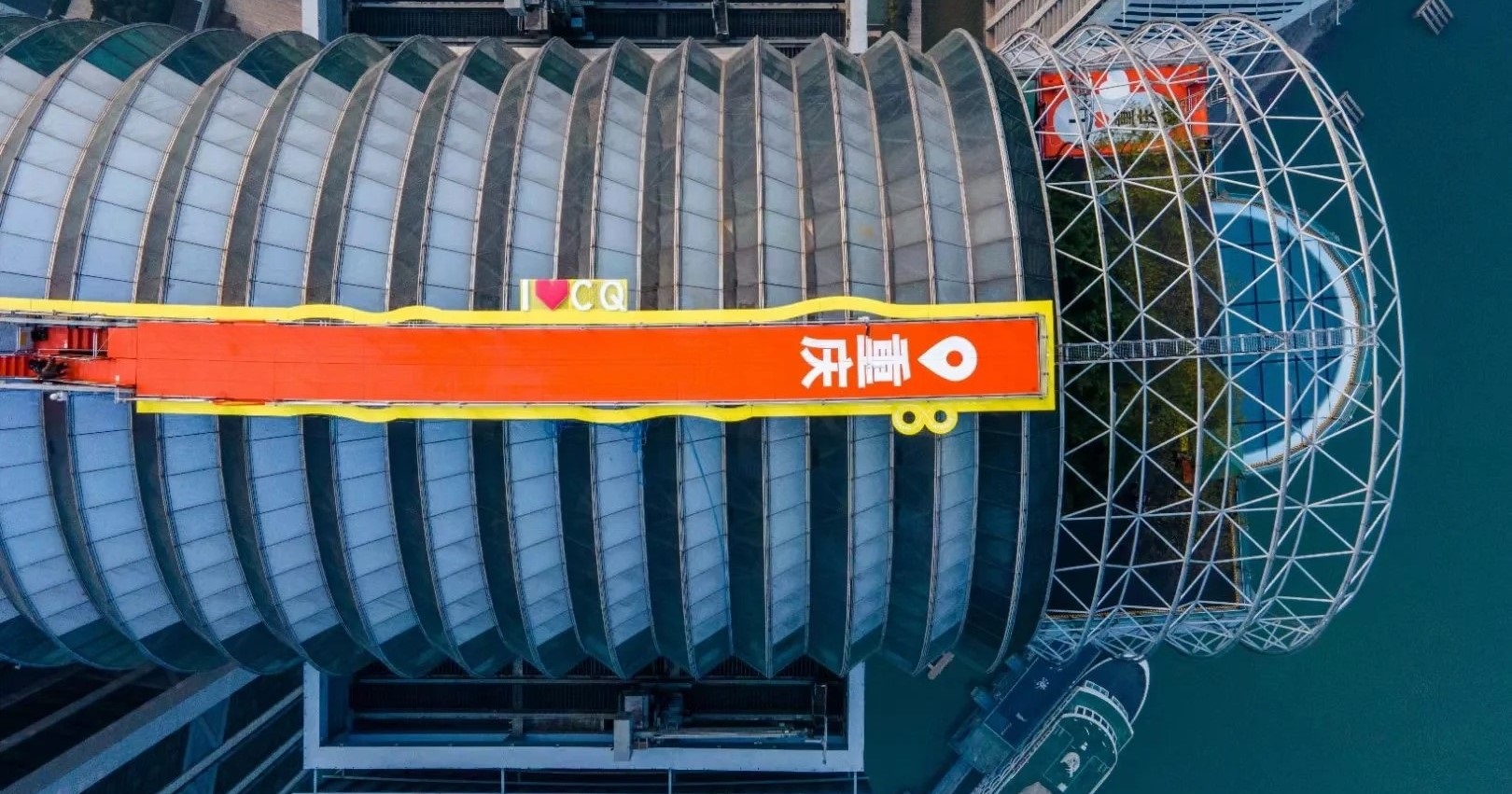 既有著現代建築簡潔大氣的風範，又融入了別具一格的創意元素，在藍天白雲的映襯下，顯得格外醒目且富有藝術感（此為方案雲中漫步的配圖，僅供參考）