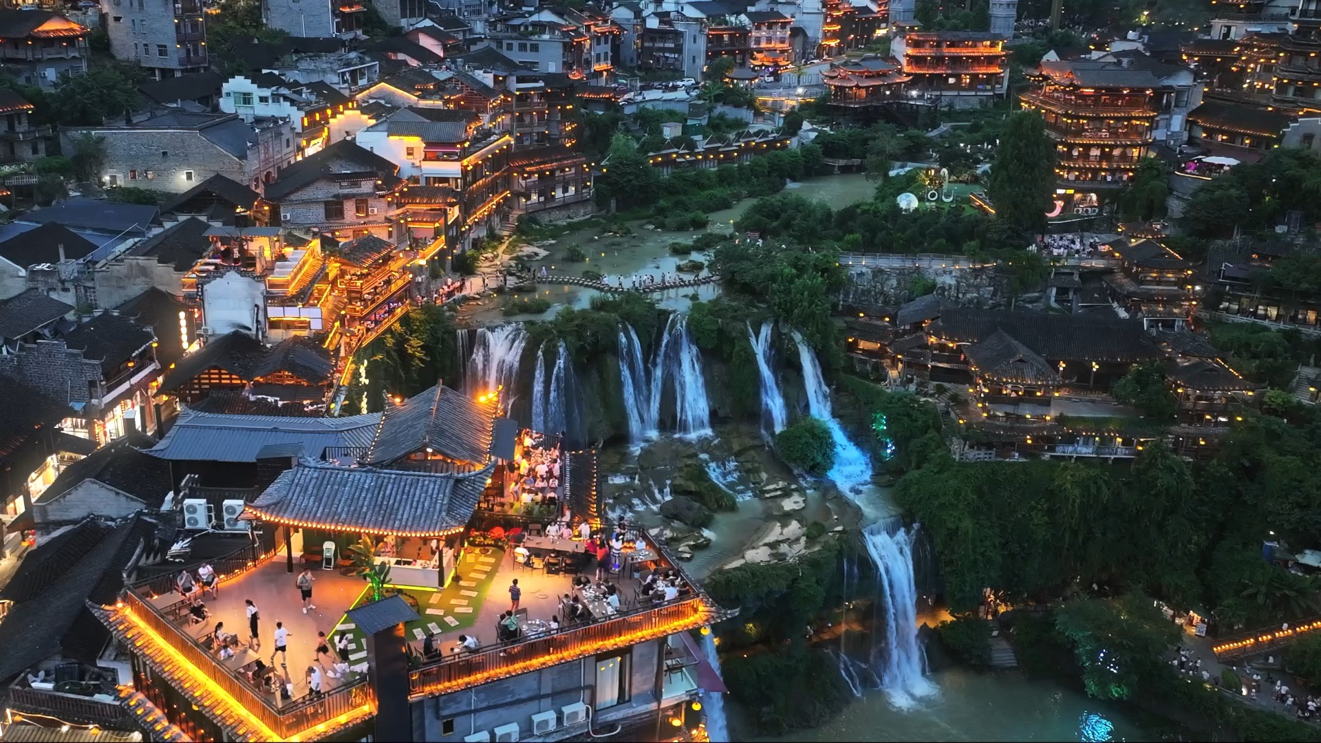 吊腳樓群和瀑布 吊腳樓群和瀑布