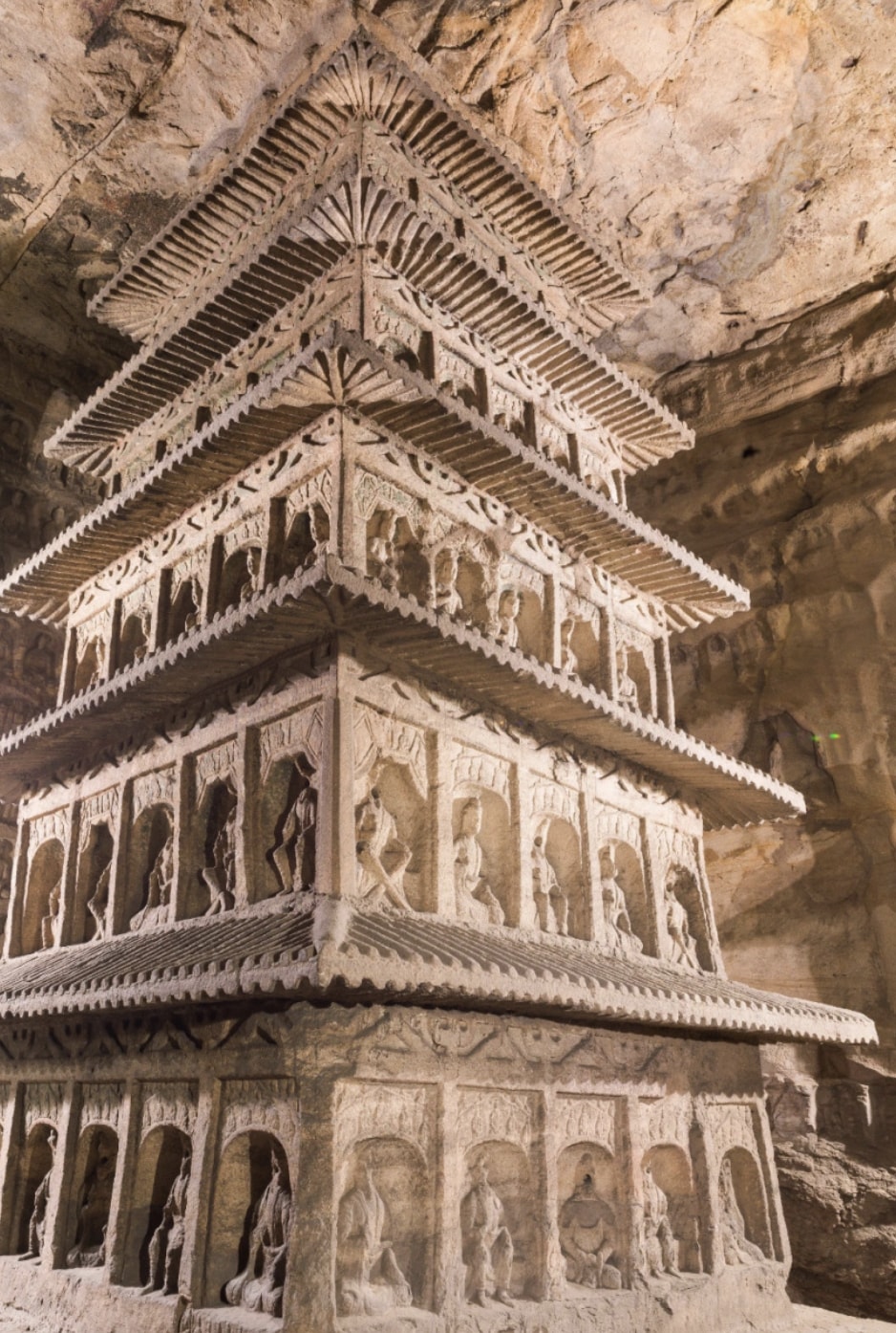 With over 50,000 statues, ranging from tiny figurines to colossal Buddhas, the grottoes are a testament to ancient craftsmanship and artistry.