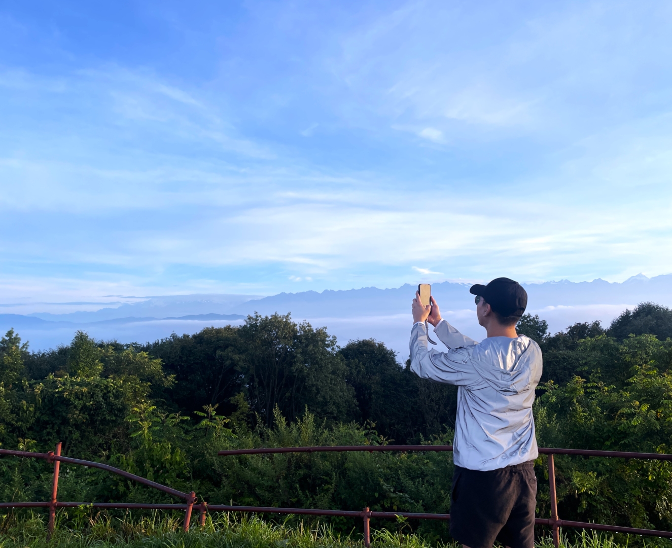 在納加闊特捕捉山脈美景的幸福時刻 在納加闊特捕捉山脈美景的幸福時刻