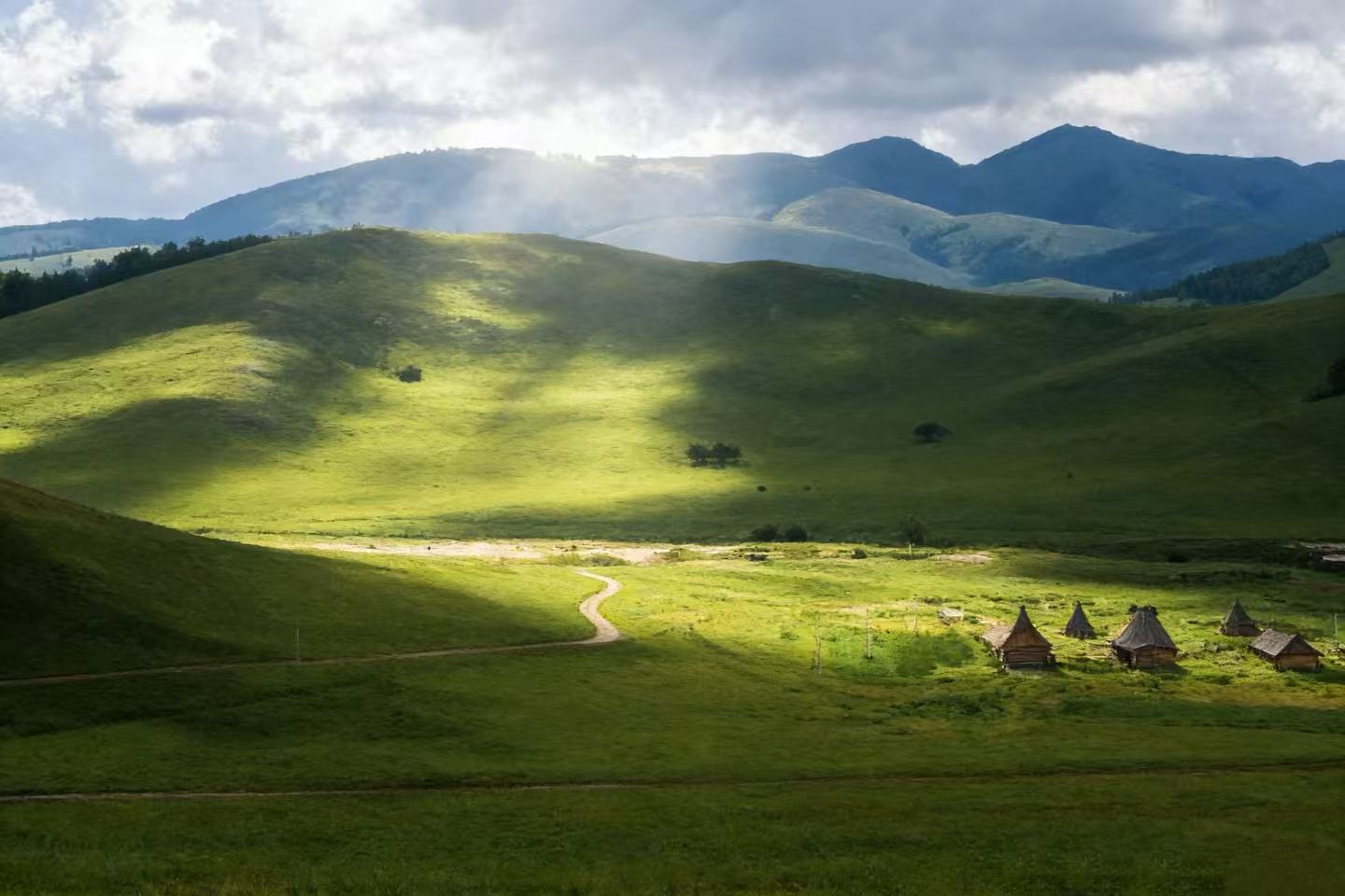 如果您是夏季來訪,那麼可以選擇承德避暑山莊外八廟和河北承德壩上草原的包車方案. 草原坐落於河北省北部,與內蒙古草原緊緊相連,彷彿一片無邊無際的綠色畫卷.
無論你選擇哪一款承德包車方案,行程中都能享受靈活便捷的陪伴服務:抵達每一處目的地後,專屬司機會將車停在指定停車場等候,你可盡情自行遊玩、深度探索景點;遊玩結束後,回到停車場即可找到司機,無縫前往下一站,全程無需費心協調交通。
整個行程結束後,司機將按約定送你返回北京下榻的飯店;若你希望在承德結束旅程,我們將靈活適配你的需求,讓每一段行程都貼合你的心意。 如果您是夏季來訪,那麼可以選擇承德避暑山莊外八廟和河北承德壩上草原的包車方案. 草原坐落於河北省北部,與內蒙古草原緊緊相連,彷彿一片無邊無際的綠色畫卷.
無論你選擇哪一款承德包車方案,行程中都能享受靈活便捷的陪伴服務:抵達每一處目的地後,專屬司機會將車停在指定停車場等候,你可盡情自行遊玩、深度探索景點;遊玩結束後,回到停車場即可找到司機,無縫前往下一站,全程無需費心協調交通。
整個行程結束後,司機將按約定送你返回北京下榻的飯店;若你希望在承德結束旅程,我們將靈活適配你的需求,讓每一段行程都貼合你的心意。