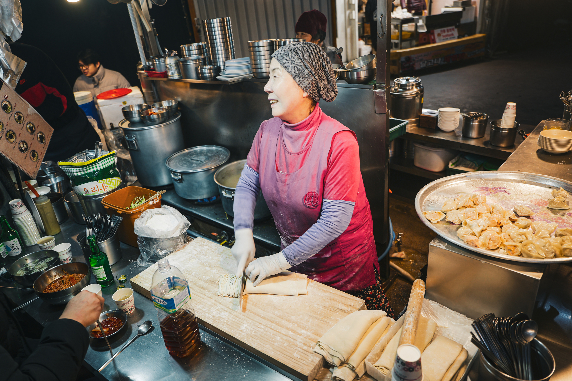 Seoul: Palace, Temple and Market Guided Foodie Tour at Night