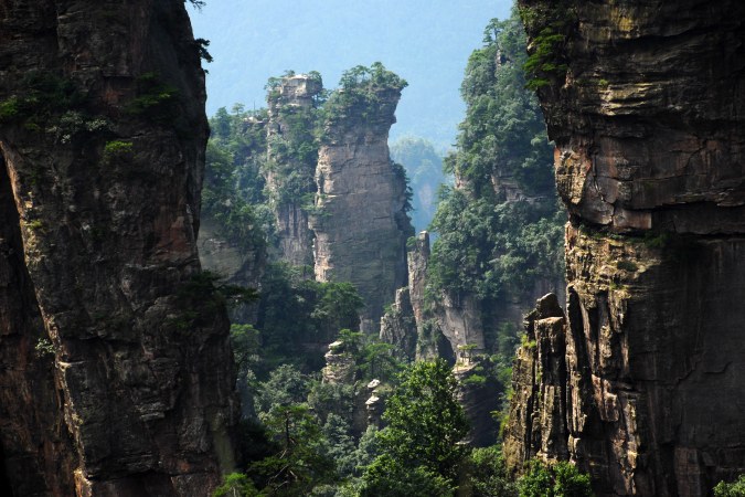 沿途欣賞天台三姐妹峰、 向王觀書、黃昏戀、壽星迎賓、採藥老人、錦鼠觀天、猛虎嘯天等景點