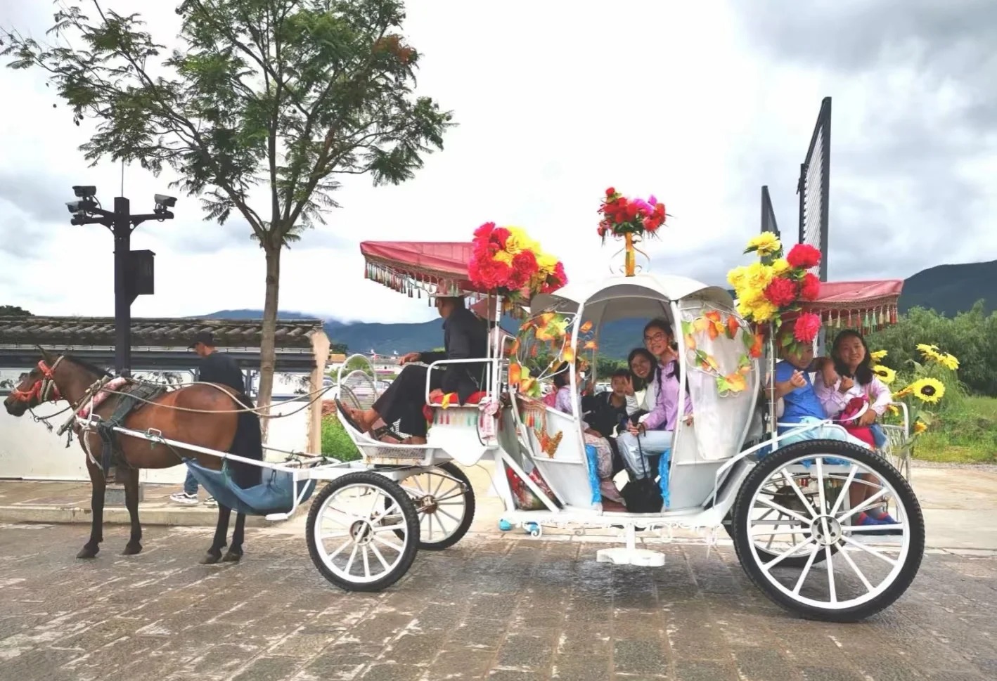 The ancient town's characteristic tour project is beautifully decorated with a strong Bai style.