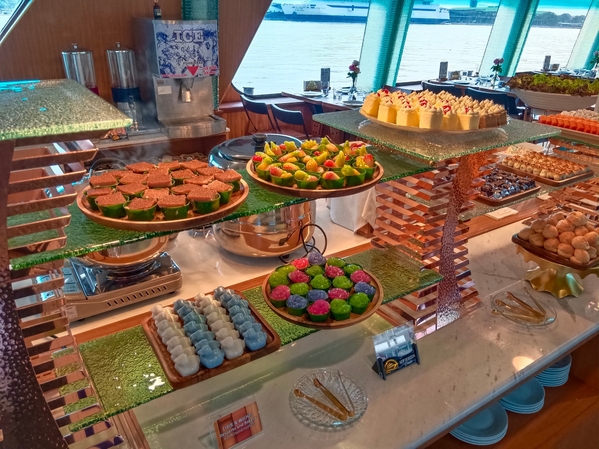 New Horizon Cruise: Elegant Dinner Cruise on Bangkok's Chao Phraya R