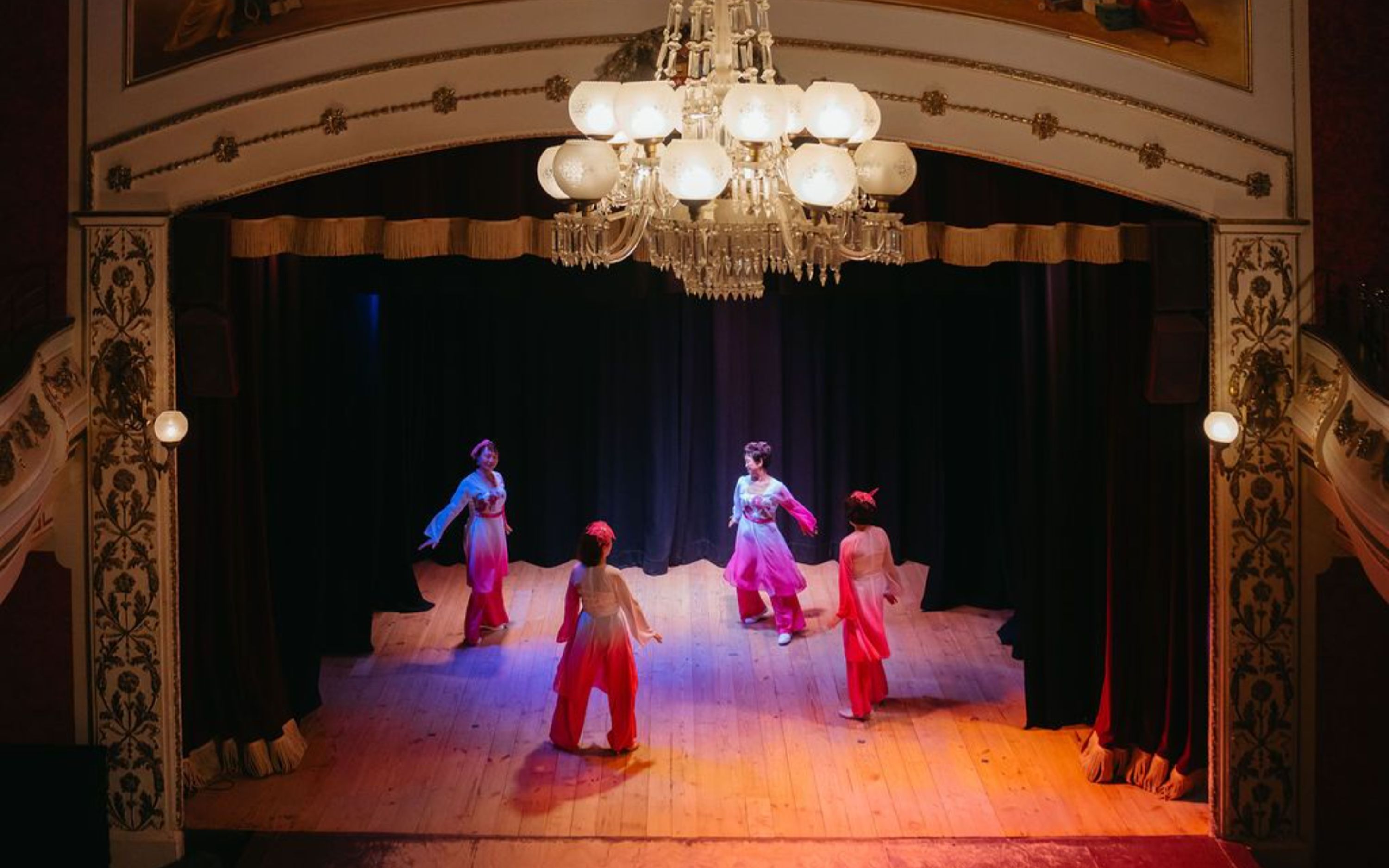 以活力四射的氛圍迎接農曆新年，慶祝活動即將展開