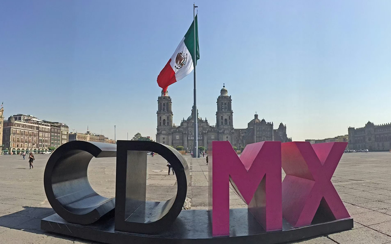 沉浸在墨西哥城標誌性索卡洛廣場的熱鬧氛圍中