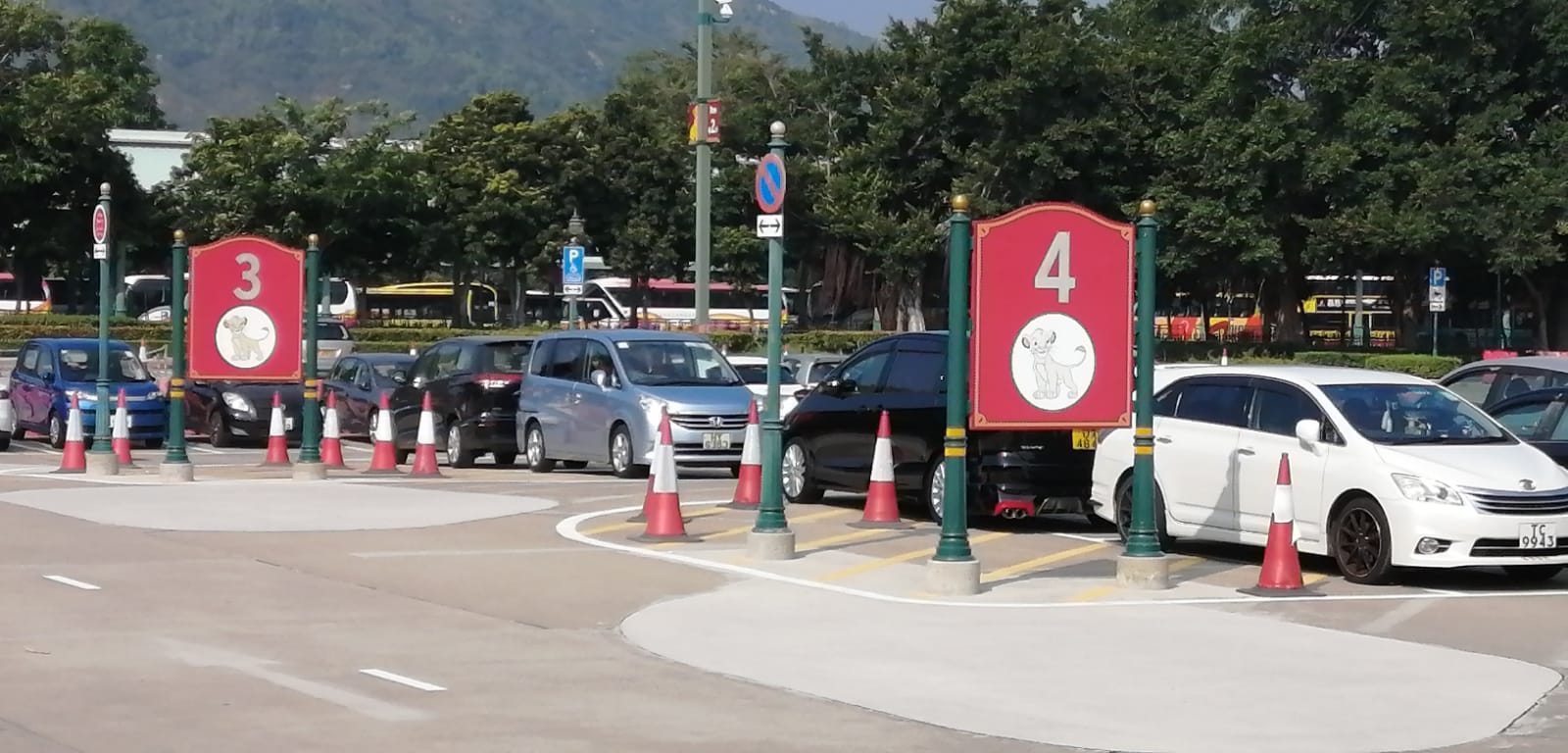 Pick up after 8:00 pm: The driveway outside Hong Kong Disneyland Park No.3-4 (5 min walk from park entrance)