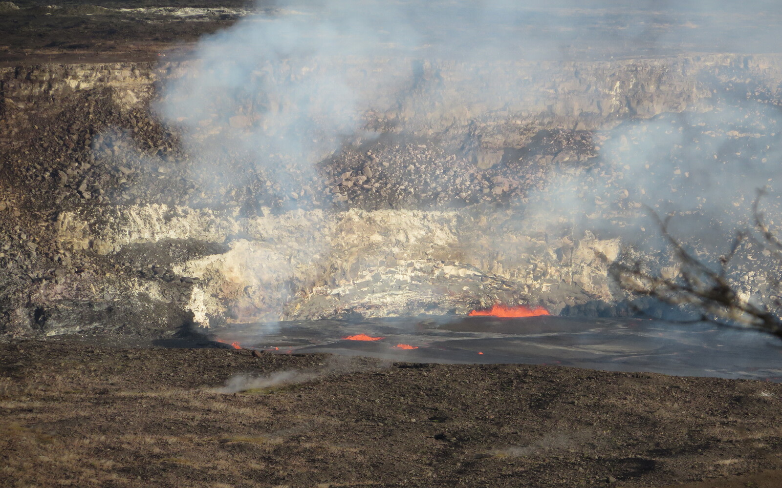 探索超現實的火山地貌，了解島嶼如何透過火山噴發持續演變。