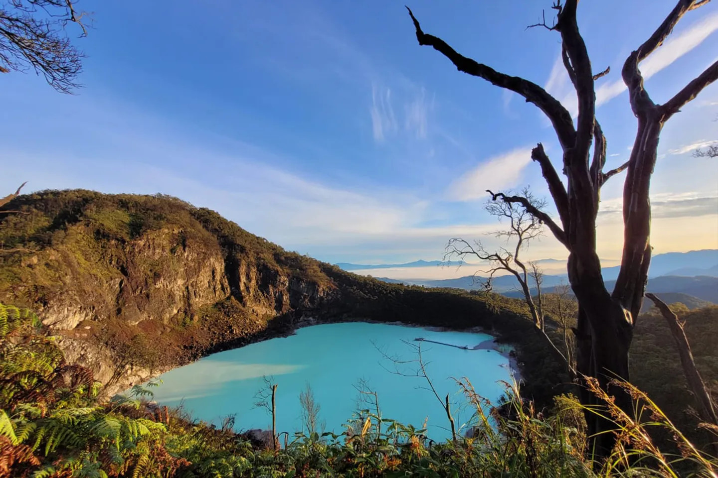 走進令人驚嘆的卡瓦普提火山湖 (Kawah Putih),欣賞其獨特美景 走進令人驚嘆的卡瓦普提火山湖 (Kawah Putih),欣賞其獨特美景