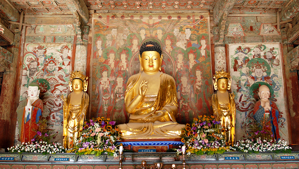 此聖地群山環繞，提供寧靜的休憩之所，遊客可在此欣賞其精緻設計，從多寶塔、釋迦塔到宏偉的大雄寶殿和色彩繽紛的蓮花燈，處處皆是美景。