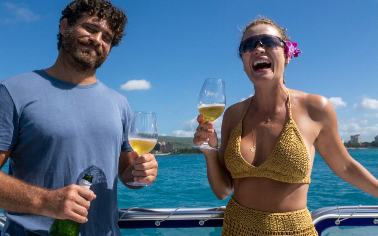 透過清澈透明的玻璃底觀景窗,探索水下隱藏世界。 透過清澈透明的玻璃底觀景窗,探索水下隱藏世界。