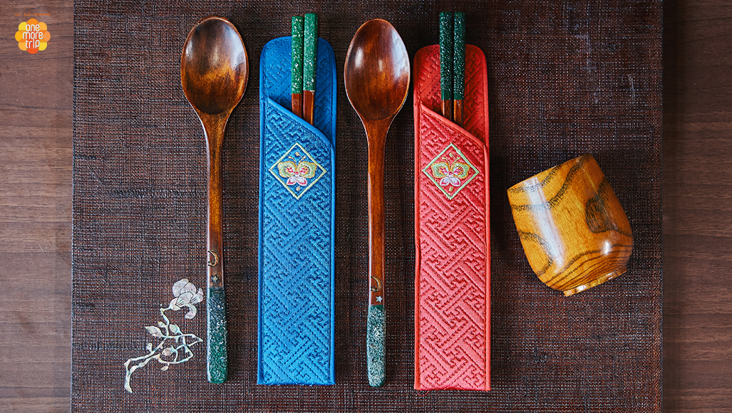 Making Traditional Mother-of-pearl Lacquered Spoons in Seoul