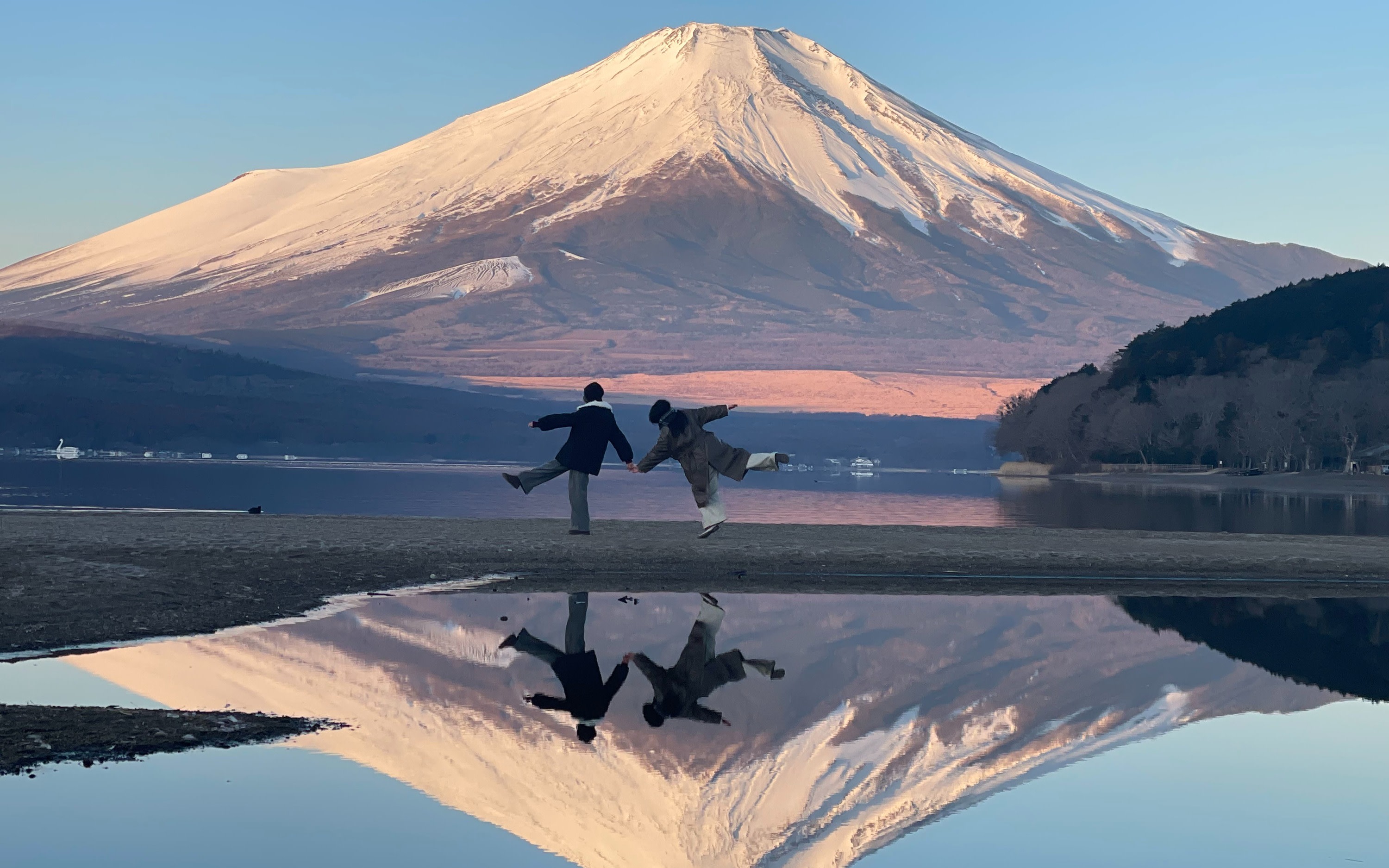Mount Fuji's top six Instagrammable spots one-day tour: Lake Yamanaka & Nikawa Tokei Shop & Arakura Sengen Park & Lawson convenience store & Oshino Hakkai & Lake Kawaguchi one-day tour [Small group of 9 people]
