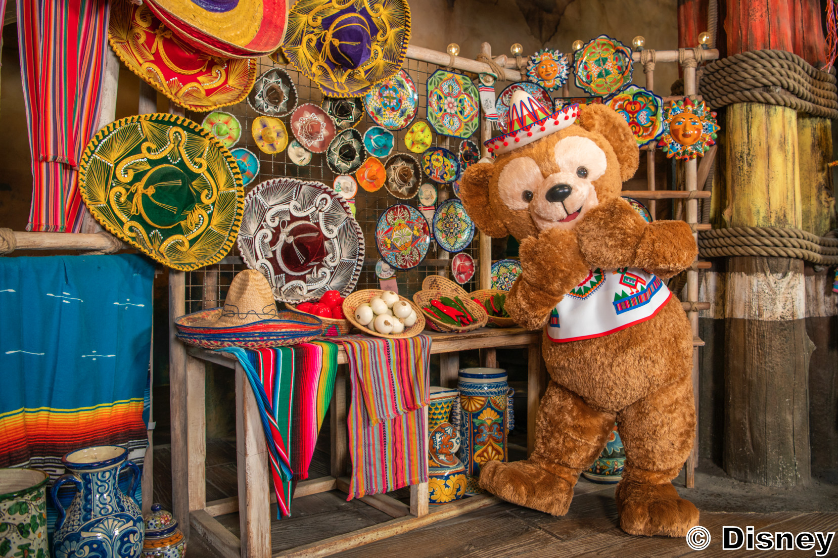 致候吾友迎賓船塢：走入新鮮水果、漁村工藝品、樂器等攤販櫛次鱗比的熱鬧市集。瞧！身穿拉丁美洲傳統服飾的達菲正在市場的一隅迎接您呢！