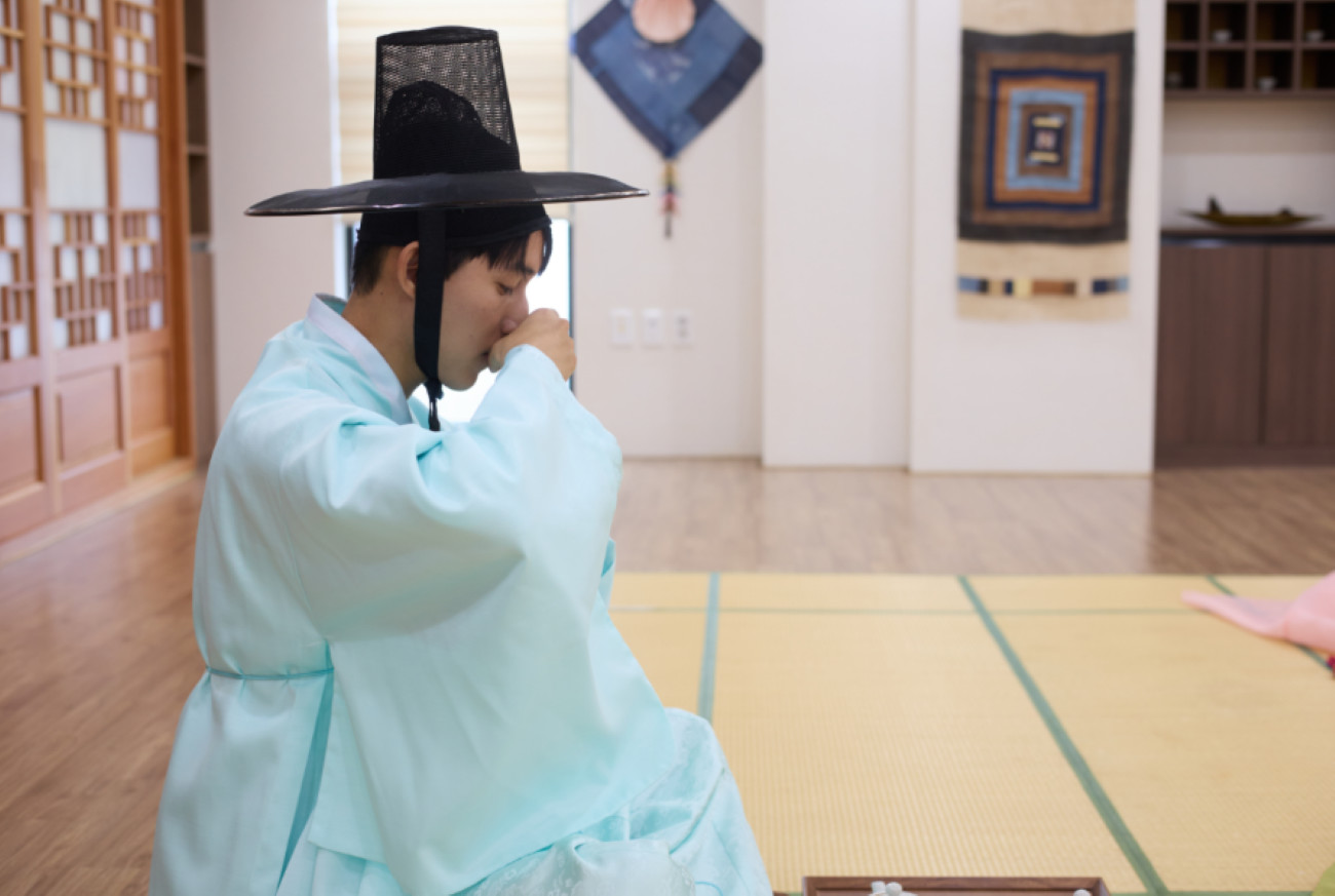 Teguda Ongli Koreys Choy Marosimi va Hanbok Tajribasi