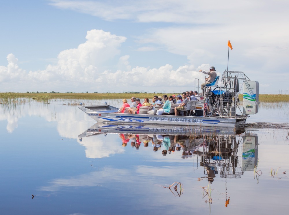 搭乘氣墊船，穿越風景如畫的水道與自然景觀，感受腎上腺素飆升的刺激！
