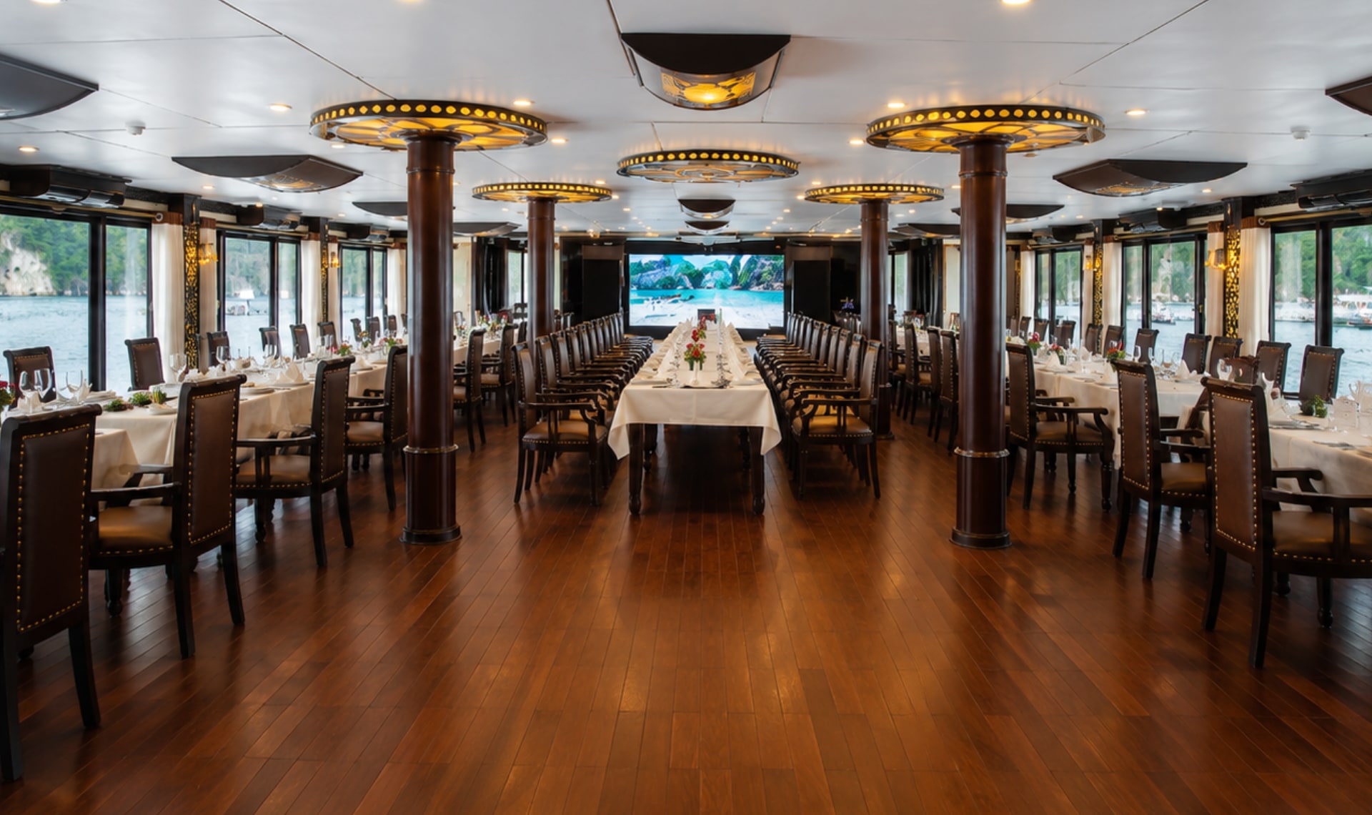 在星光郵輪 (The Starlight Cruise) 上享受精緻的用餐體驗,優雅的內飾、溫馨的燈光和全景海灣美景為您的每一餐營造出完美的氛圍。 在星光郵輪 (The Starlight Cruise) 上享受精緻的用餐體驗,優雅的內飾、溫馨的燈光和全景海灣美景為您的每一餐營造出完美的氛圍。