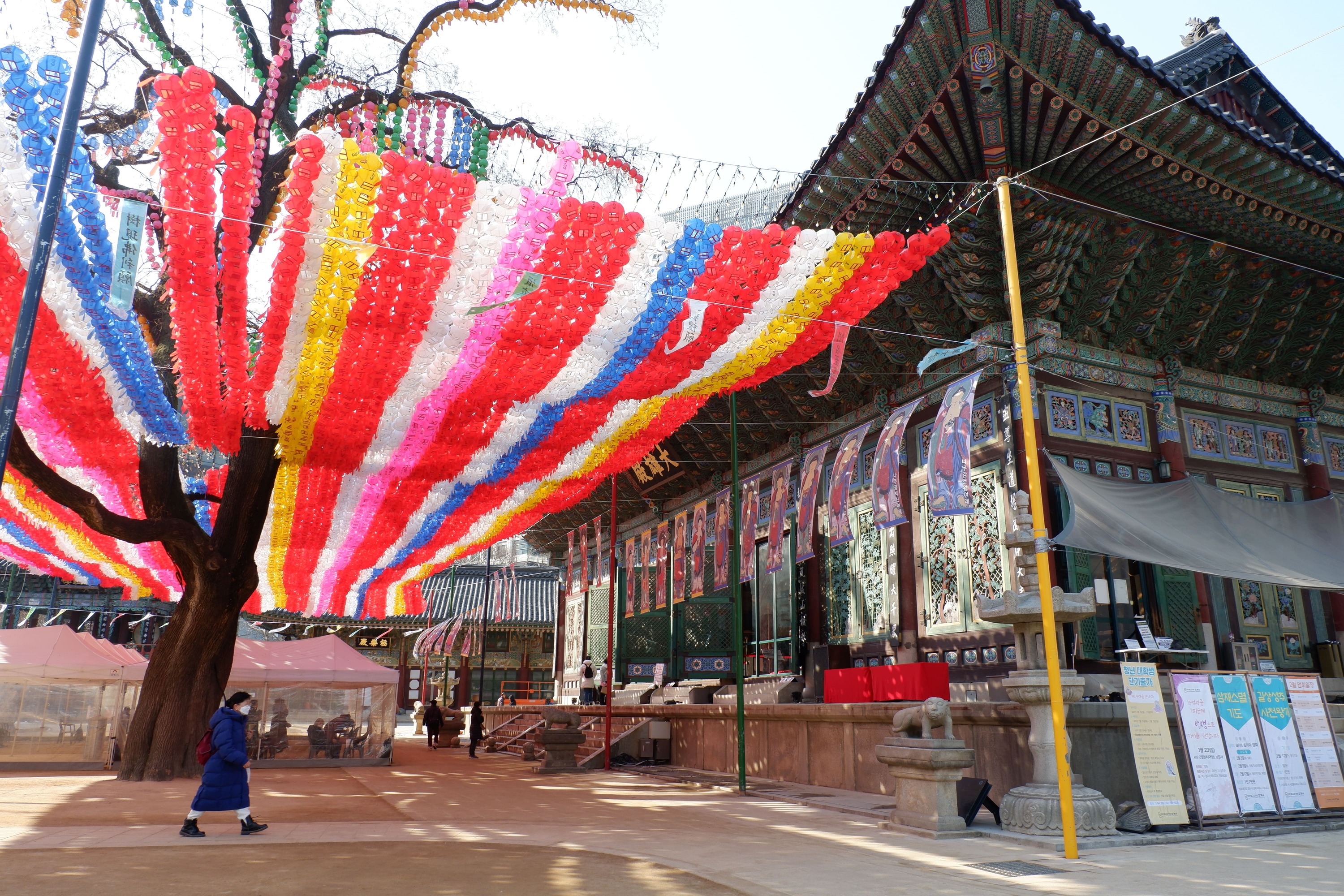 Jogyesa Temple is chief temple of the Jogye order which represents the Korean Buddhism. It promotes embodiment of society where people live together and Bodhisattva's spirit. Also, the temple is a historic site that has lived through the turbulent modern 