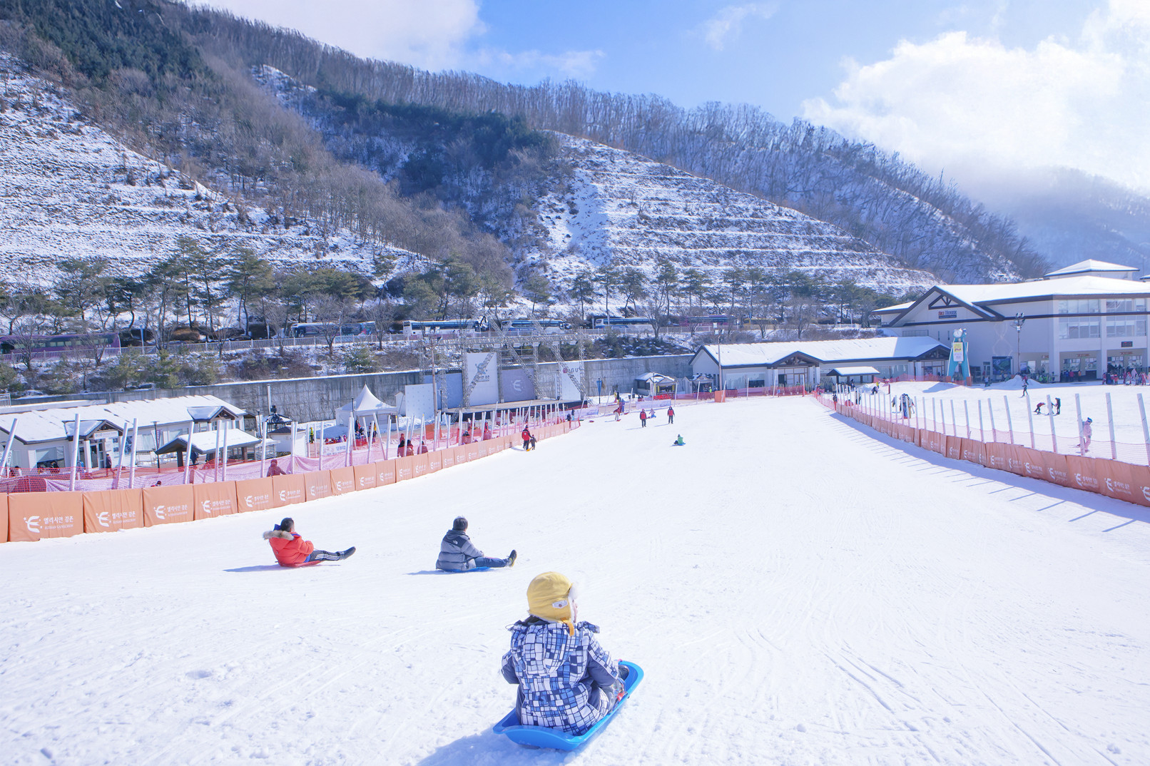在Elysian伊利希安江村滑雪度假村享受雪橇的樂趣