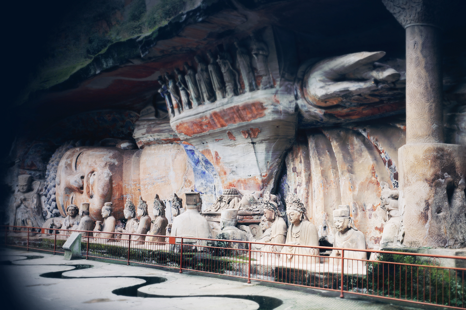 北山石刻位於大足城西北2公里的北山,即古龍崗山,共290龕窟。始刻於唐景福元年,至南宋紹興年間結束。共有摩崖造像近萬尊, 北山石刻位於大足城西北2公里的北山,即古龍崗山,共290龕窟。始刻於唐景福元年,至南宋紹興年間結束。共有摩崖造像近萬尊,