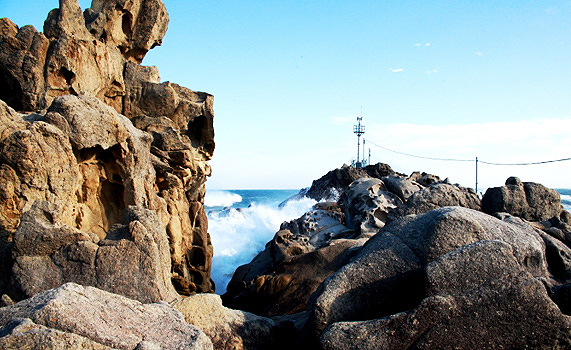 凌波臺原為陸繫島，長年海浪侵蝕形成獨特的蜂巢狀岩穴（Tafoni）。  岩石與海浪交會的瞬間，就像 BTS 音樂裡的情感層次，安靜卻深刻。