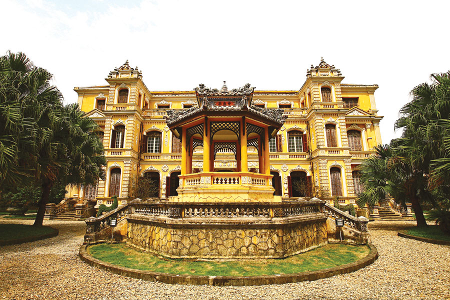 HUE CITY SIGHTSEEING AND FOOD TOUR BY MOTORBIKE