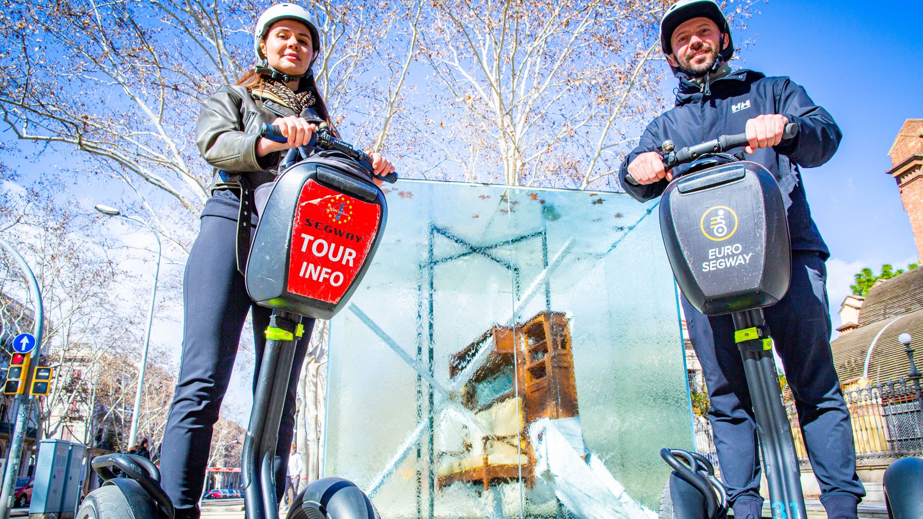 輕鬆巡遊，掠過標誌性的海濱地標，沉浸在巴塞隆納充滿活力的海岸氛圍中
