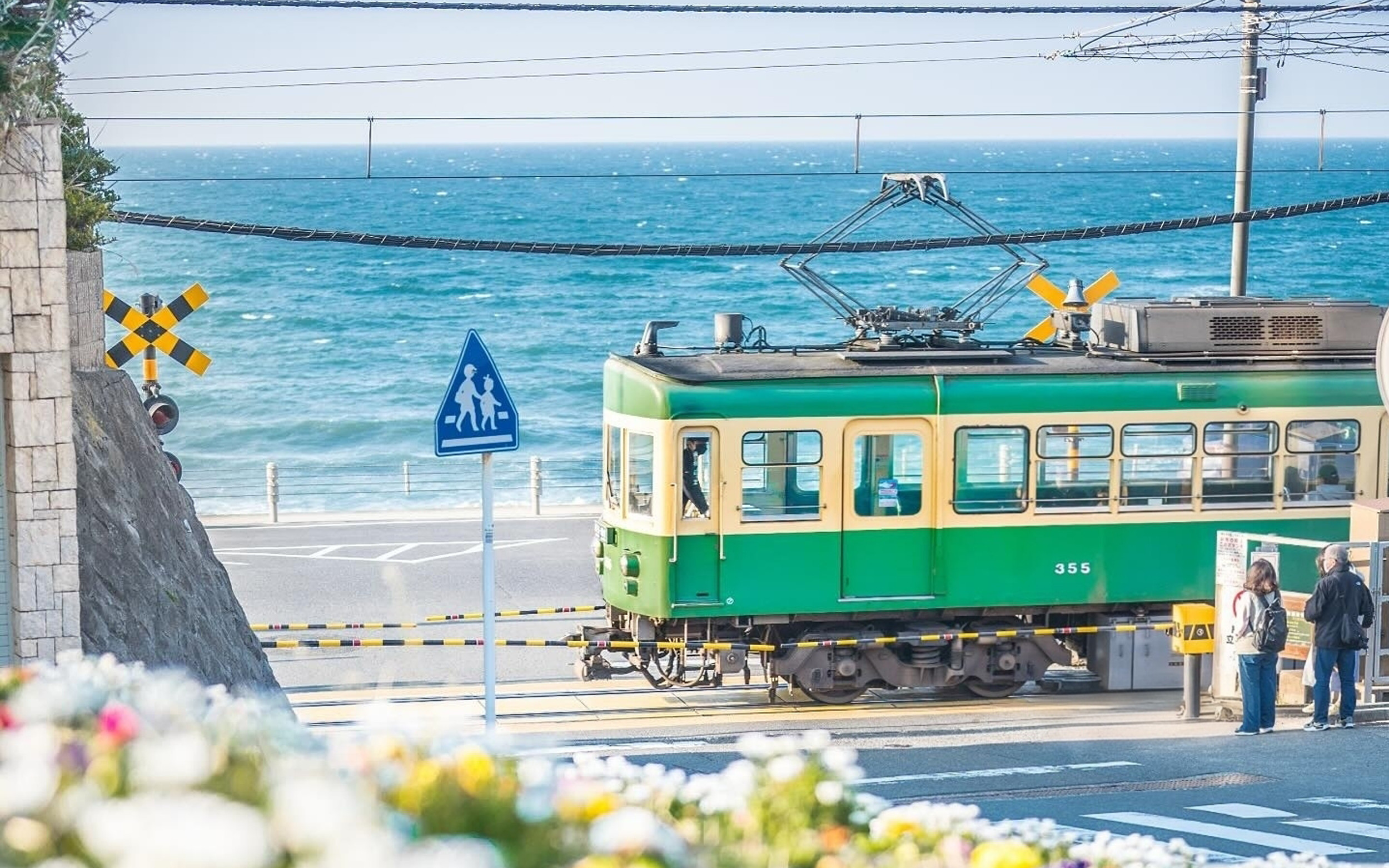 Small group tour for 9 people | One-day tour of Kamakura and Enoshima | Includes Enoden experience & Enoshima & Kamakurakoko-mae Station & Kamakura Great Buddha & Tsurugaoka Hachimangu Shrine | Round trip from Tokyo | Hotel pick-up and drop-off + Chinese 