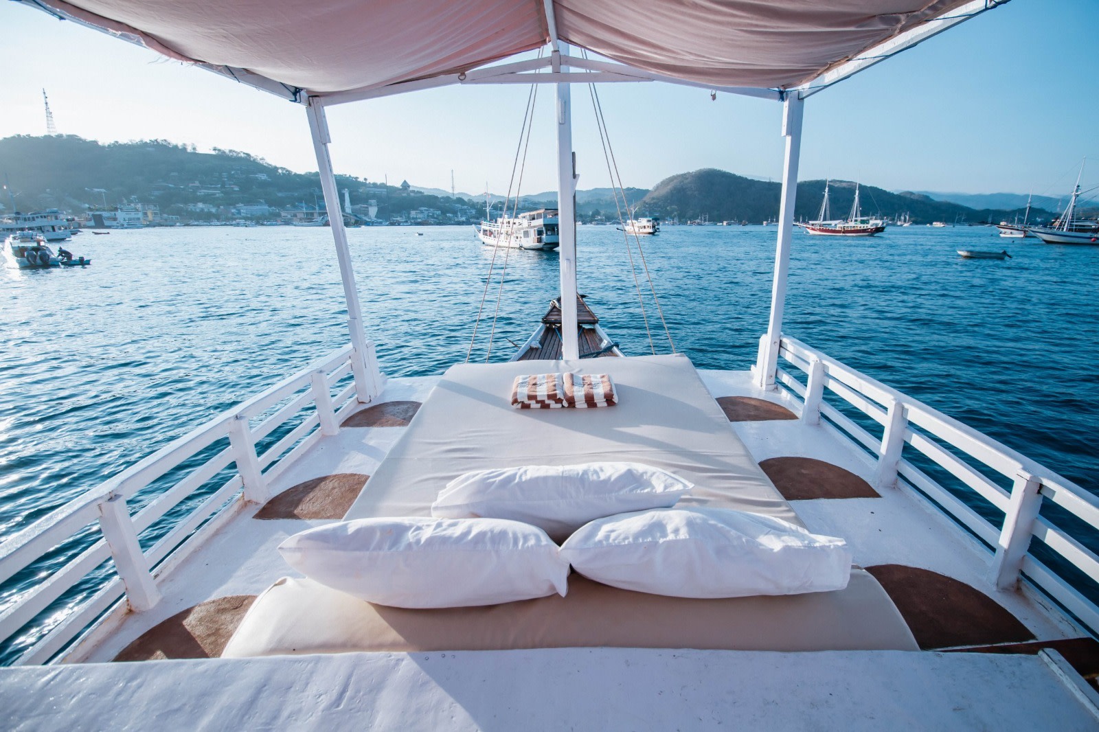 Labuan Bajo Private Full-Day Phinisi Yacht Experience