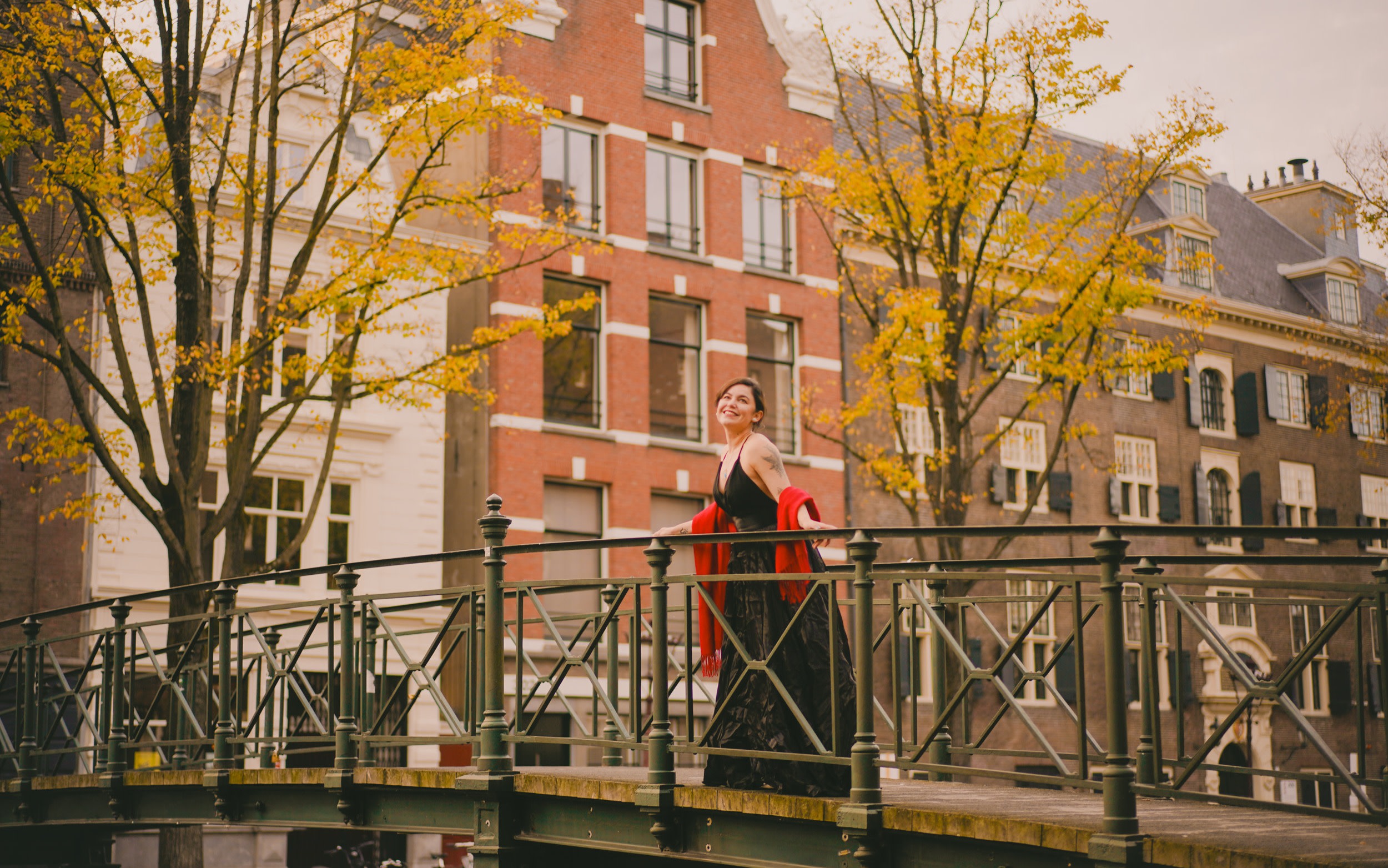 Private Amsterdam Canal Photoshoot: Solo, Couple, or Group