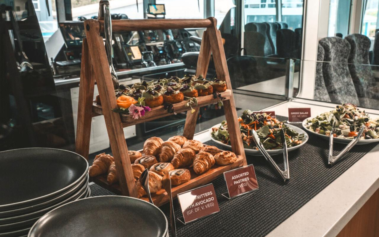 搭乘豪華遊船,在船長貴賓室盡享米爾福德峽灣的壯麗風光,體驗舒適、私密且視野絕佳的尊榮禮遇。 搭乘豪華遊船,在船長貴賓室盡享米爾福德峽灣的壯麗風光,體驗舒適、私密且視野絕佳的尊榮禮遇。