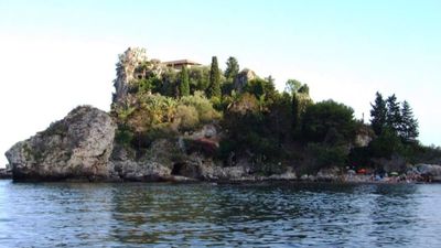 乘坐遊船近距離探索迷人的美麗島 (Isola Bella)，享受難忘的旅程。