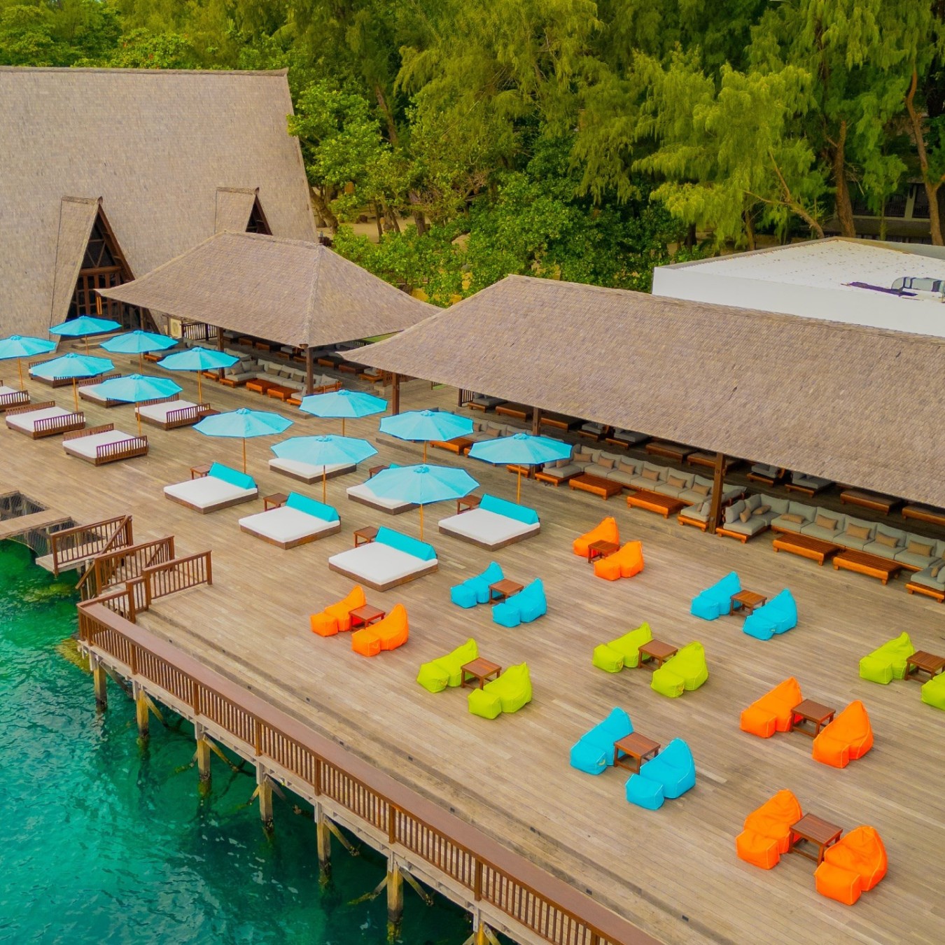 色彩鮮豔的懶骨頭和土耳其藍的陽傘，讓斯巴島 (Sepa Islands) 的甲板成為您在天堂放鬆身心的絕佳場所