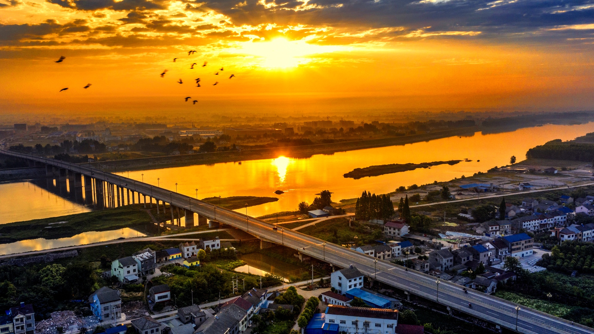 湖北武漢：熱乾麵與櫻花的城市，東湖泛舟，江灘看燈，賞四季花開。武漢，一座充滿生活韻味與現代活力的魅力之都。