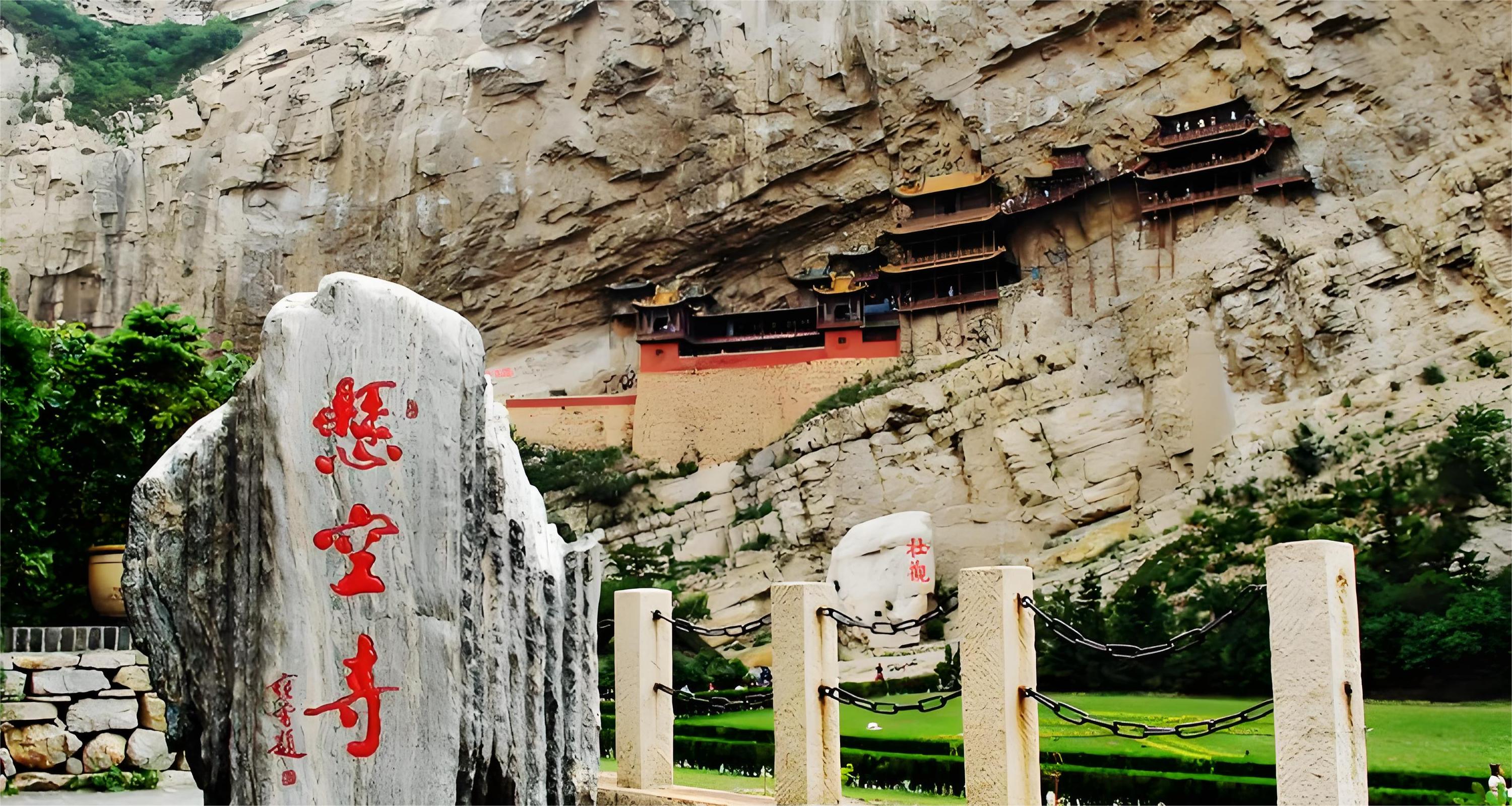 山西恆山懸空寺如空中樓閣般凌空嵌於峭壁之上，以驚險奇絕的木質結構與儒釋道三教共融的殿閣群，成就了世界建築史上罕見的“空中藝術奇蹟”。