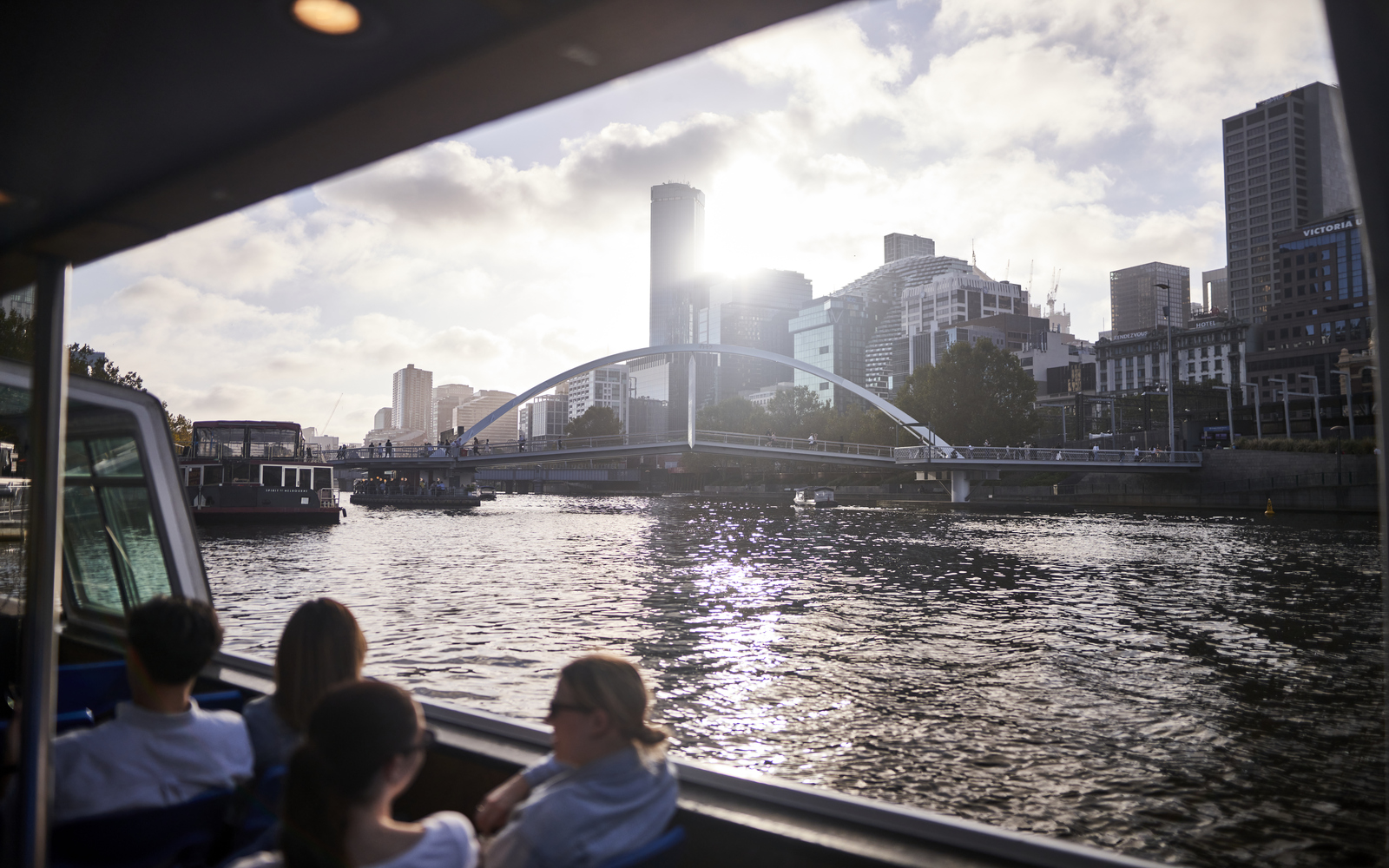 在風景如畫的威廉斯鎮海濱 (Williamstown waterfront) 悠遊，盡情飽覽墨爾本天際線的壯麗全景