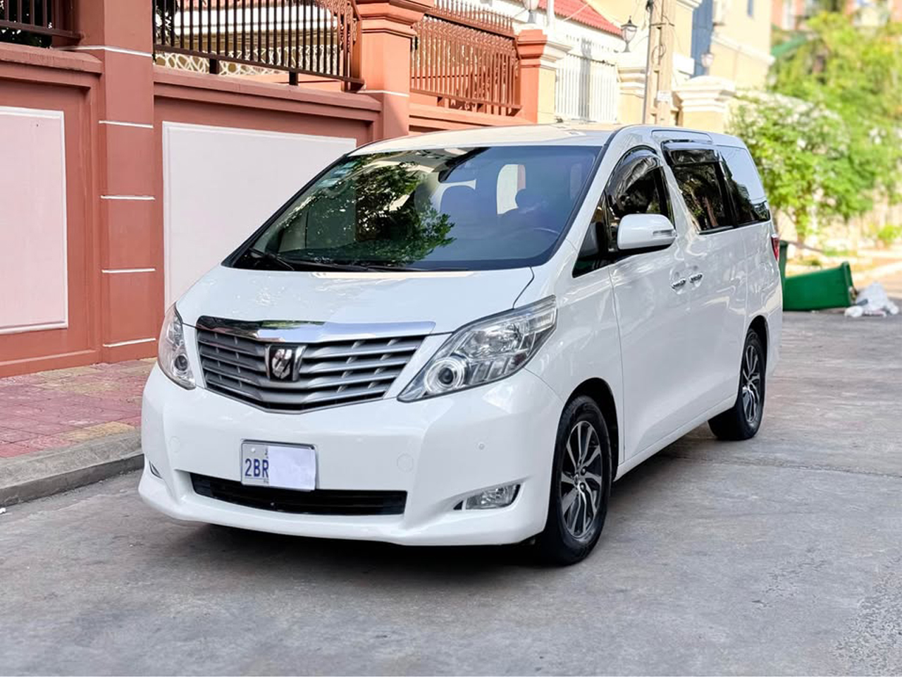 我們的寬敞型休旅車可容納 1 - 5 名乘客，並可放置 4 件行李。