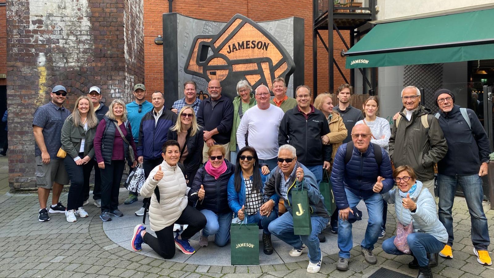 在標誌性的詹姆森酒廠（Jameson Distillery Bow St）外，留下難忘的集體回憶