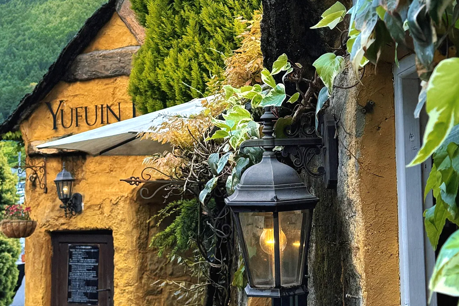 九州必去的童話小鎮【由布院】：又稱湯布院，是日本九州大分縣中部山區的一座溫泉小鎮，以其寧靜的自然風光、豐富的溫泉資源和獨特的藝術氛圍而聞名。