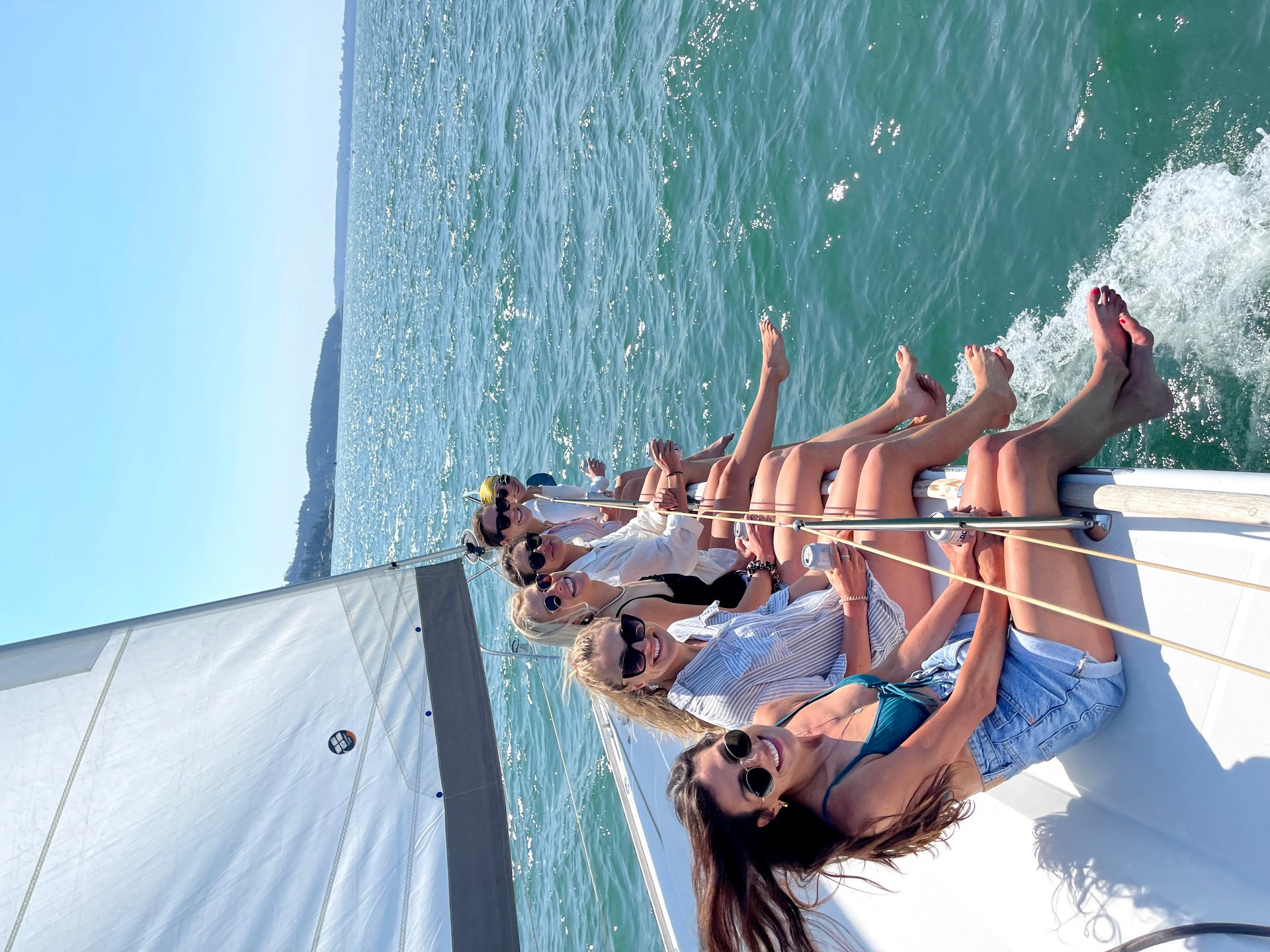 乘坐 50 英尺游艇在温哥华港航行