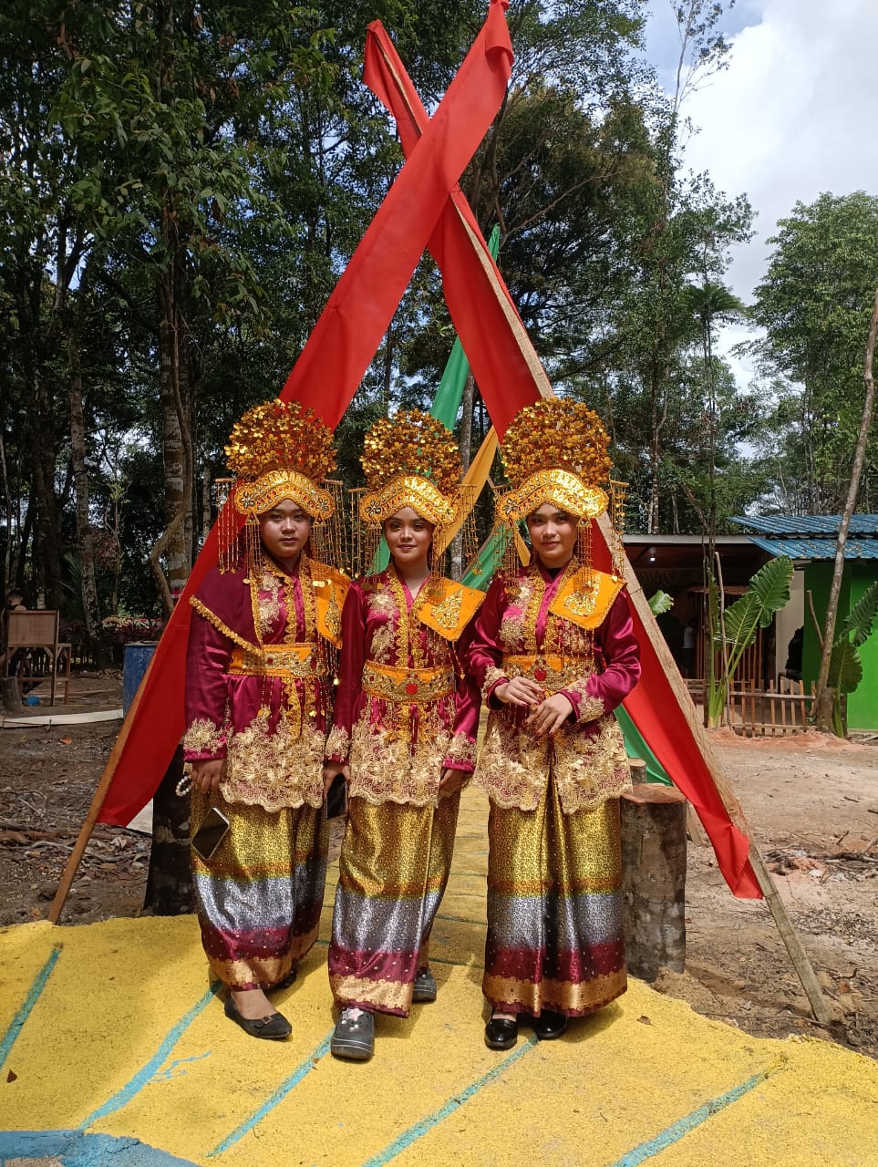 在巴淡島文化屋(Saung Budaya Batam)沉浸於馬來文化的豐富多彩之中——這是一個傳統、音樂和舞蹈在溫馨而多彩的氛圍中完美融合的地方。 在巴淡島文化屋(Saung Budaya Batam)沉浸於馬來文化的豐富多彩之中——這是一個傳統、音樂和舞蹈在溫馨而多彩的氛圍中完美融合的地方。