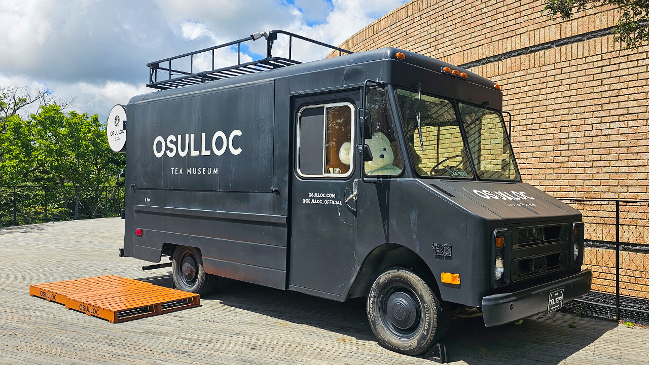 在 Osulloc 綠茶園的行動茶車捕捉迷人瞬間，在濟州綠意盎然的田野中，拍下獨一無二的紀念照。