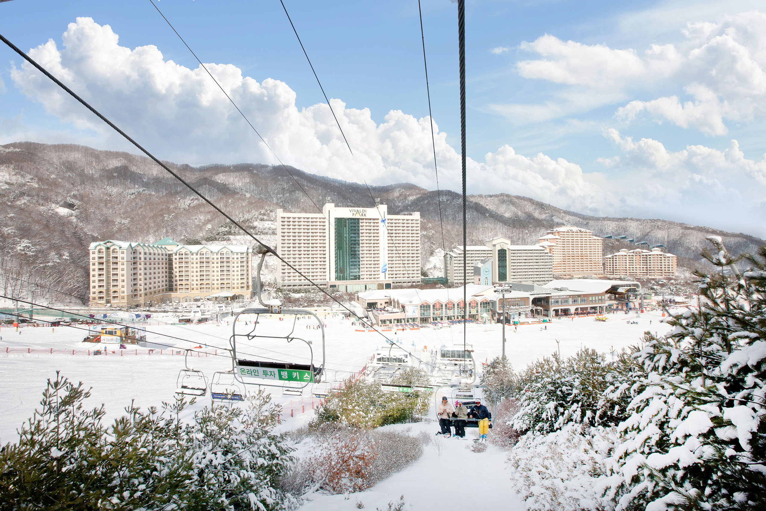 維瓦爾第度假村雙板滑雪世界一直以來都是韓國最受歡迎的滑雪度假村之一。這裡有適合所有程度的滑雪坡道。