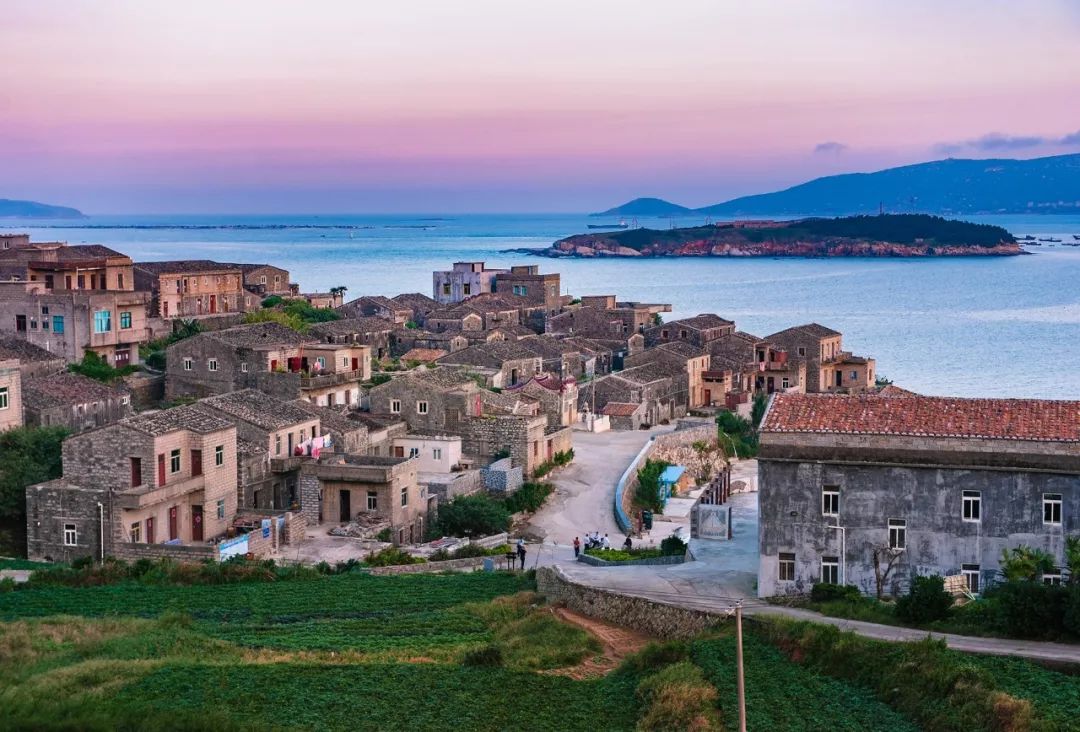 平潭最美的中國的“愛琴海”《爸爸去哪兒》拍攝地【北港村】
欣賞北港村“原始”房屋【石頭厝】,參觀北港特色民宿【石頭會唱歌】,領略石頭厝獨特魅力,您可以在民宿中抱一把吉他,輕聲哼唱,讓吉他的音符旋舞。或是傾聽海浪聲層層疊疊,帶走城市的喧囂浮躁,或是點一杯咖啡,漫步北港,吹吹海風。 平潭最美的中國的“愛琴海”《爸爸去哪兒》拍攝地【北港村】
欣賞北港村“原始”房屋【石頭厝】,參觀北港特色民宿【石頭會唱歌】,領略石頭厝獨特魅力,您可以在民宿中抱一把吉他,輕聲哼唱,讓吉他的音符旋舞。或是傾聽海浪聲層層疊疊,帶走城市的喧囂浮躁,或是點一杯咖啡,漫步北港,吹吹海風。