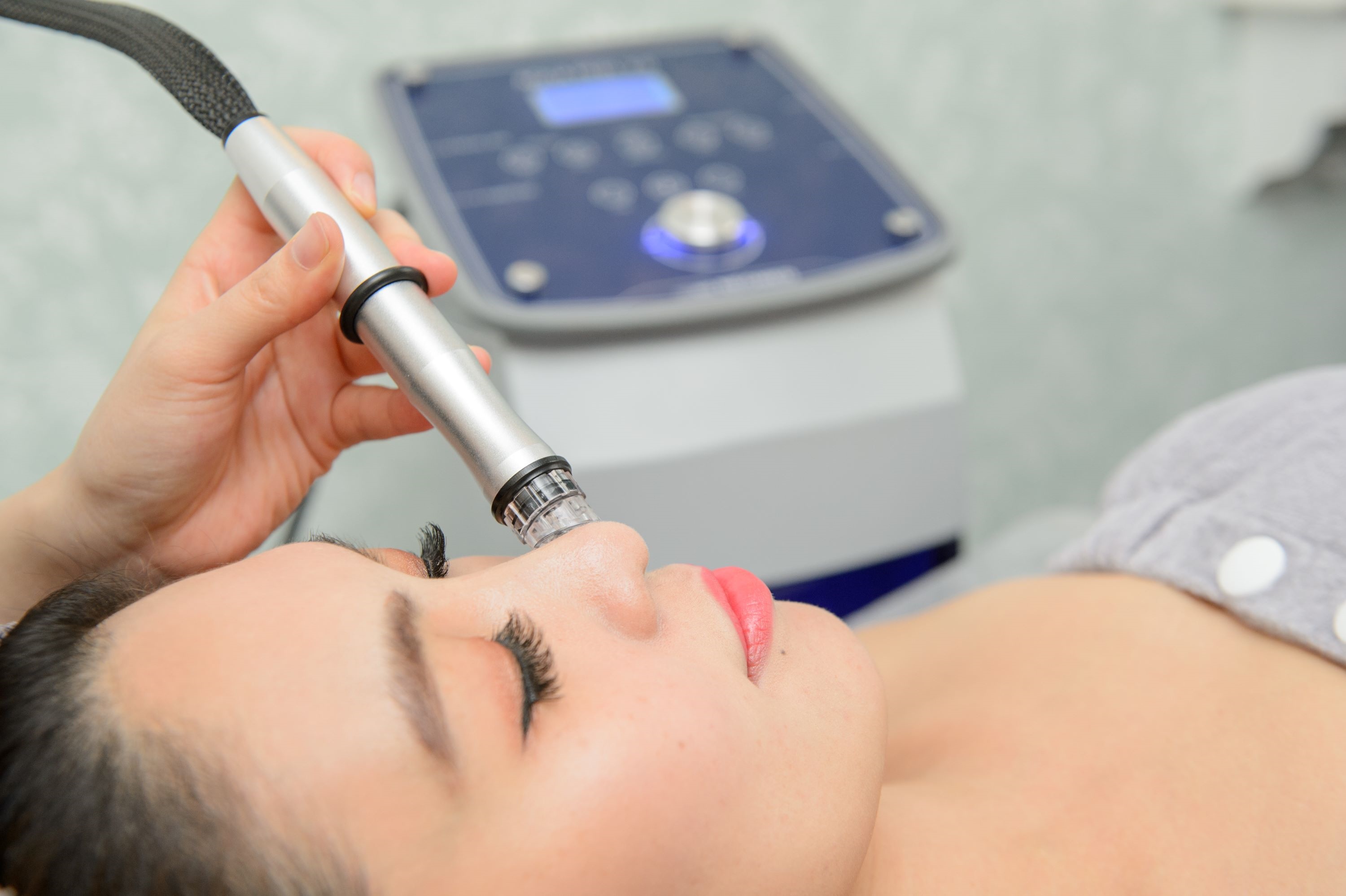 Hydrodermabrasion Purifying Plus - Specially designed abrasive rotating head gently exfoliates dead skin cells, extracts keratin, sebum, blackheads and various impurities from the skin's pores