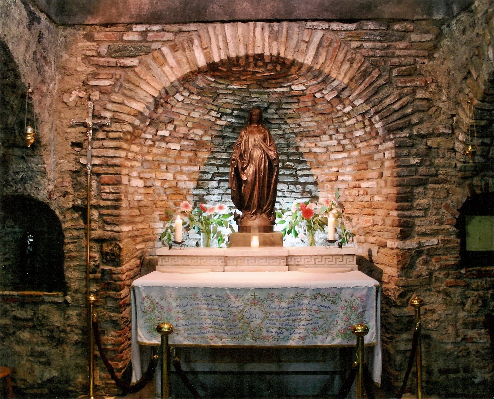 進入被認為是聖母瑪利亞最後住所的聖地,這是一個備受尊敬的朝聖地。 進入被認為是聖母瑪利亞最後住所的聖地,這是一個備受尊敬的朝聖地。