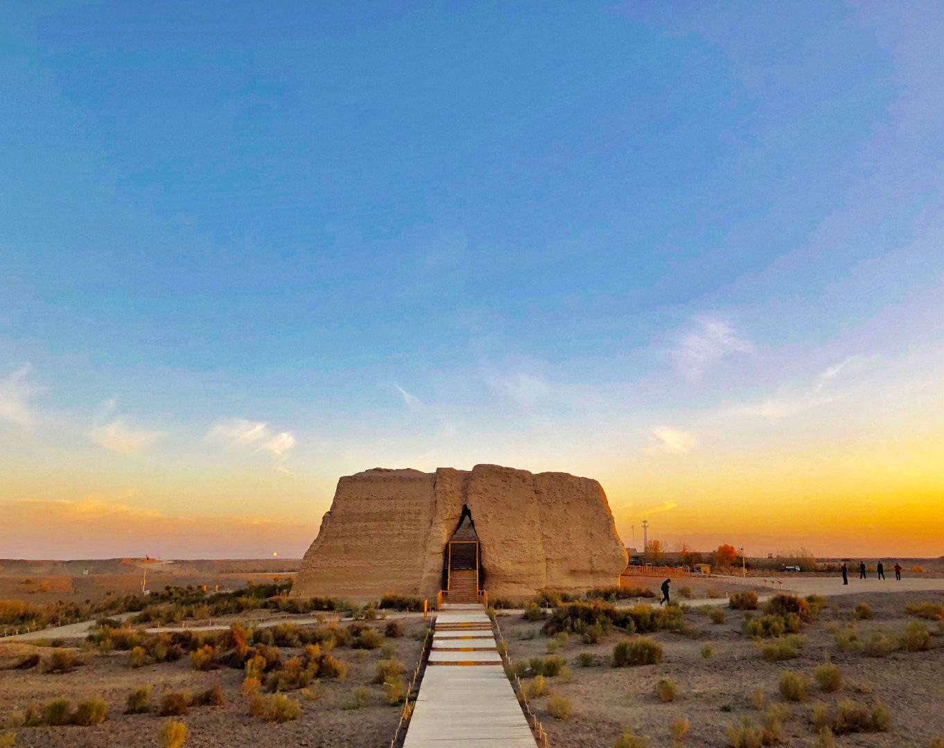 玉門關：玉門關作為絲綢之路上最重要的關隘之一，被譽為“西域門戶”。現存方形夯土關城遺址仍顯雄姿，承載著“春風不度玉門關”的歷史蒼茫。